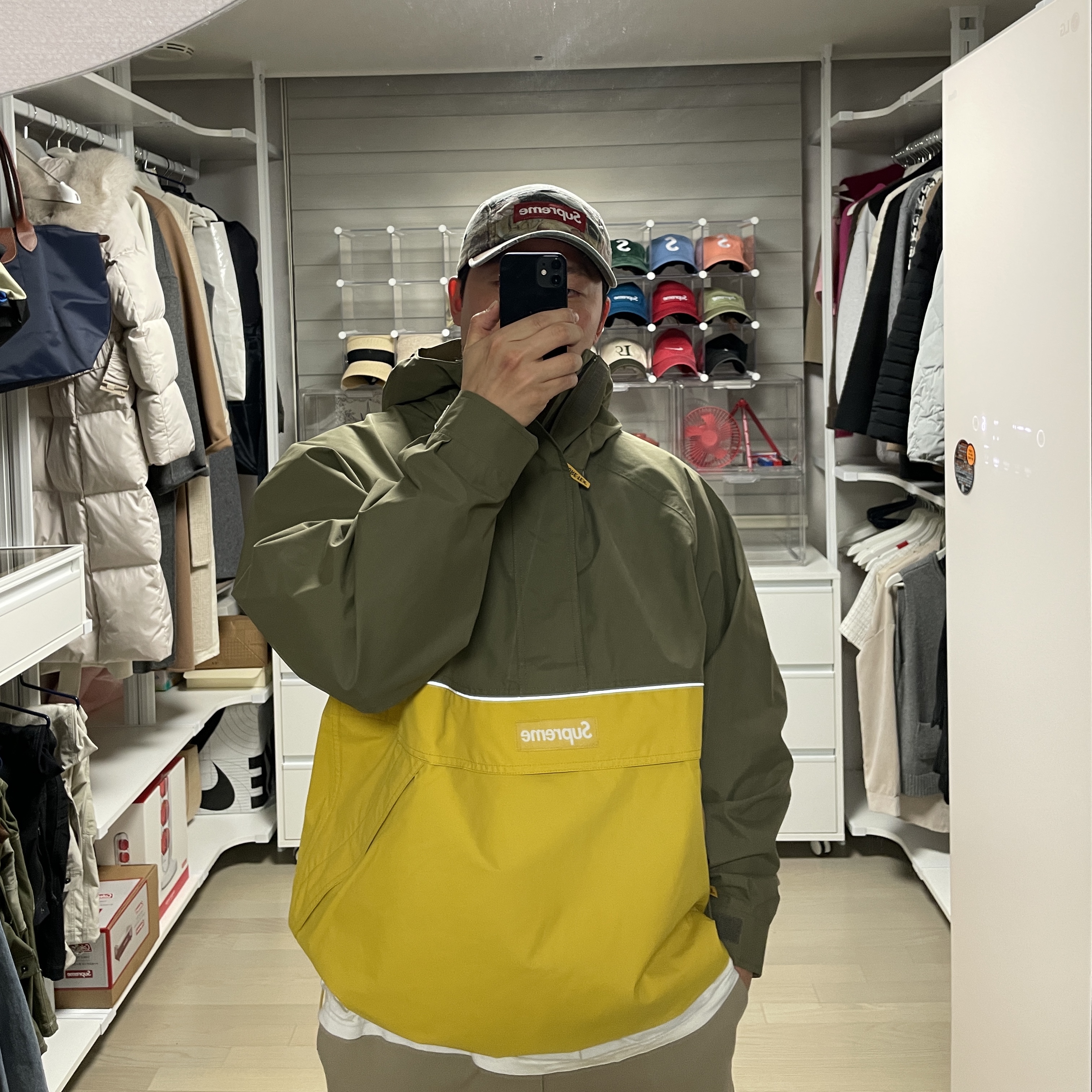 Supreme Gore-Tex Anorak Yellow - 24SS, Supreme Strawberries Camp Cap Multicolor - 23SS 착용 스타일 - 3