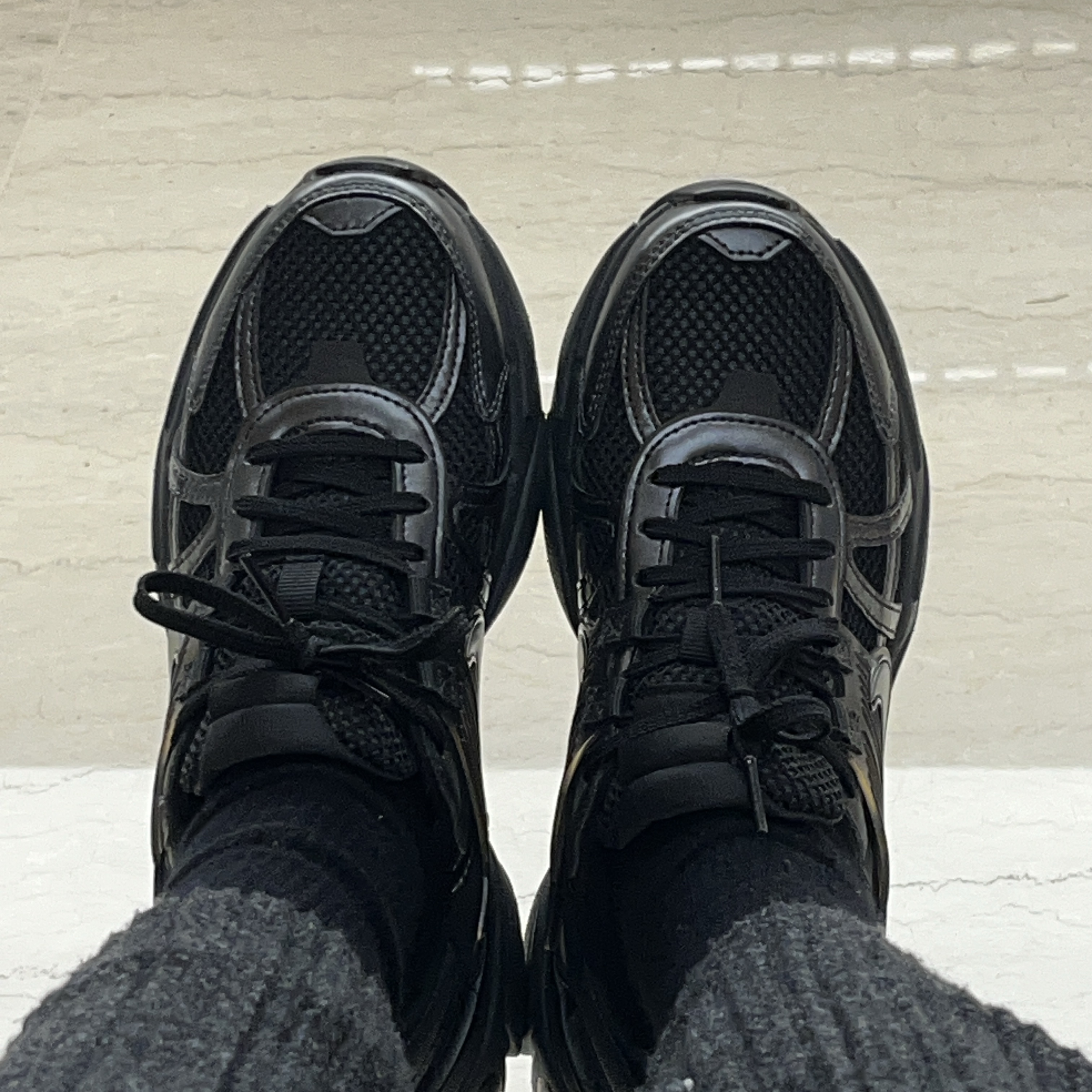 Nike V2K Run Black Anthracite 착용 스타일