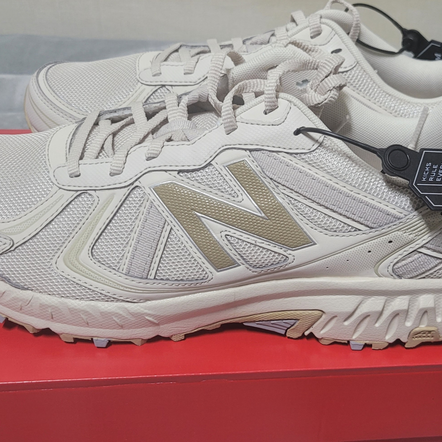 New Balance 410v5 Beige - 2E Wide 착용 스타일