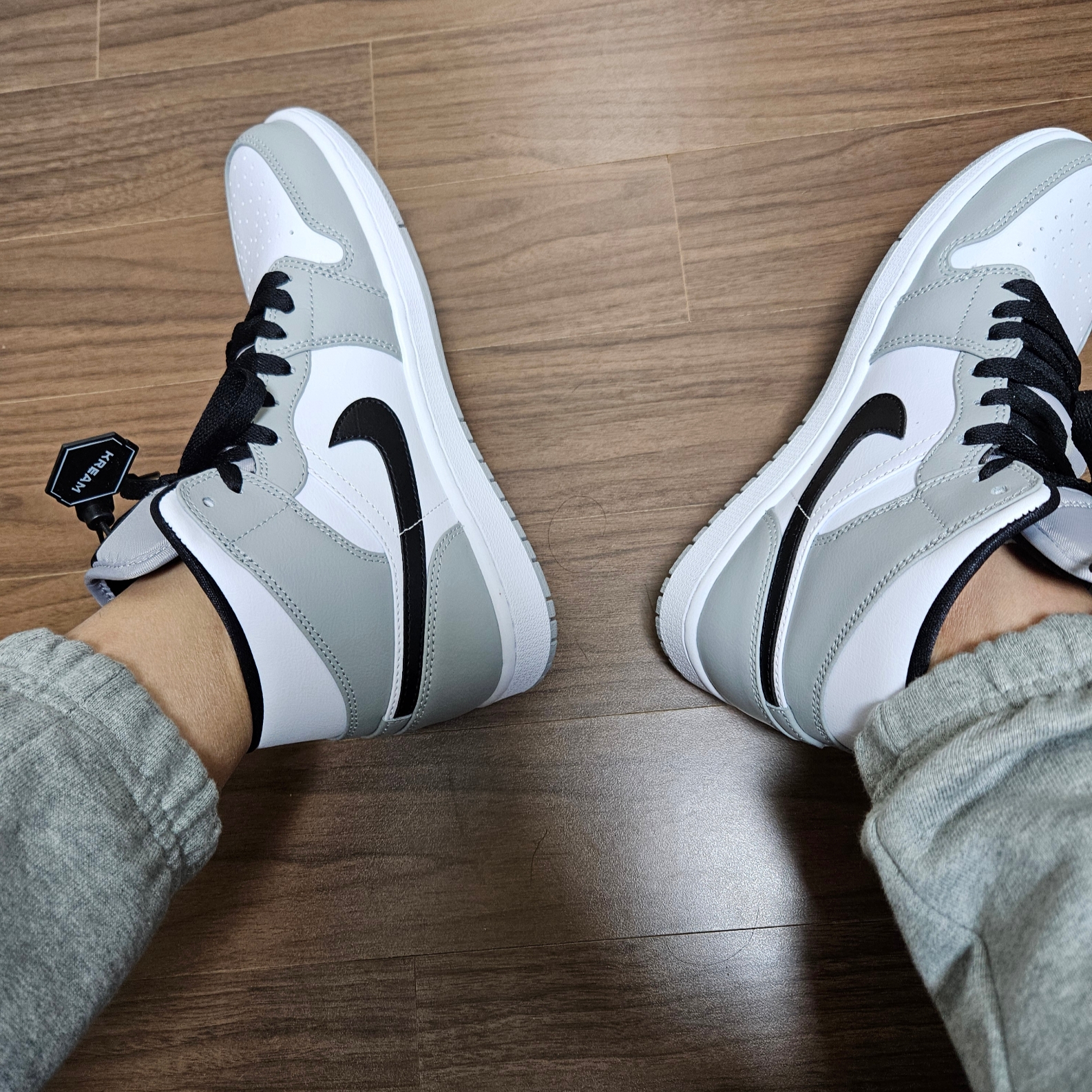 Jordan 1 Mid Light Smoke Grey 착용 스타일
