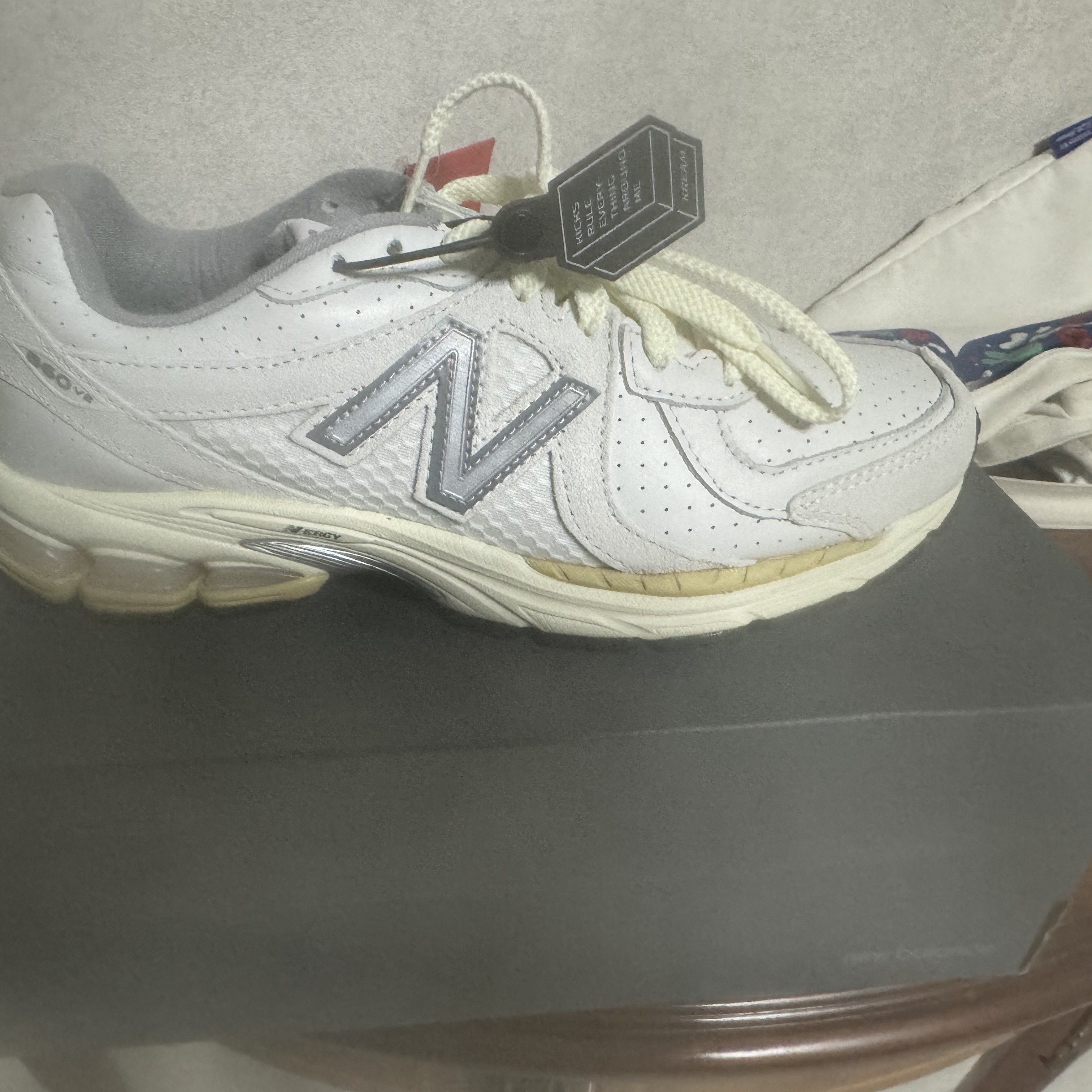 New Balance x thisisneverthat 860v2 White 착용 스타일 - 3