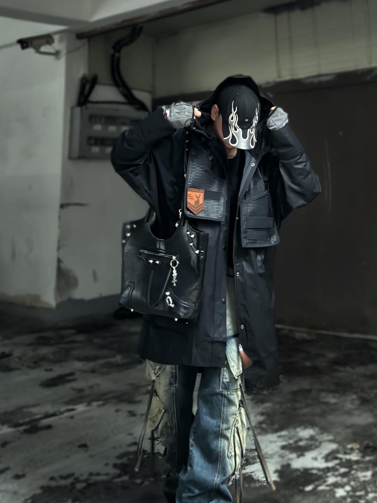 Yeezy Gap Engineered By Balenciaga Flame Cap Black 착용 스타일 - 4