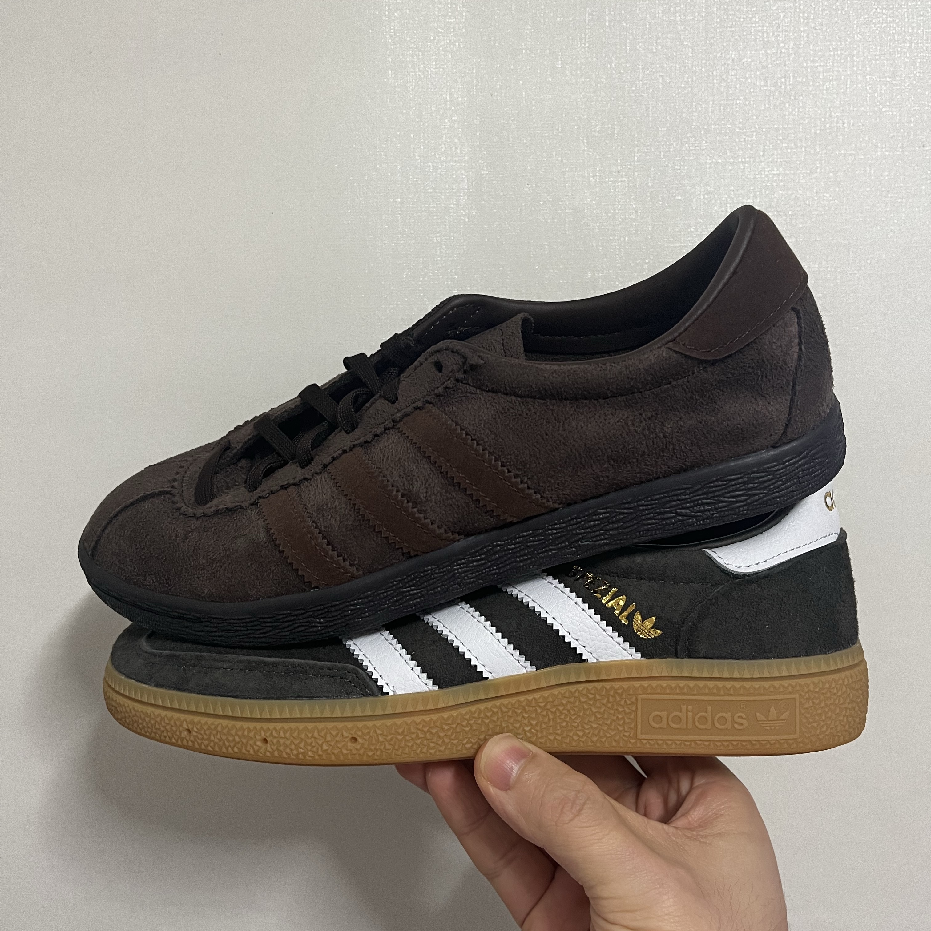 Adidas Spezial Handball Shadow Olive Cloud White, Adidas Tobacco Gruen Dark Brown 착용 스타일 - 2
