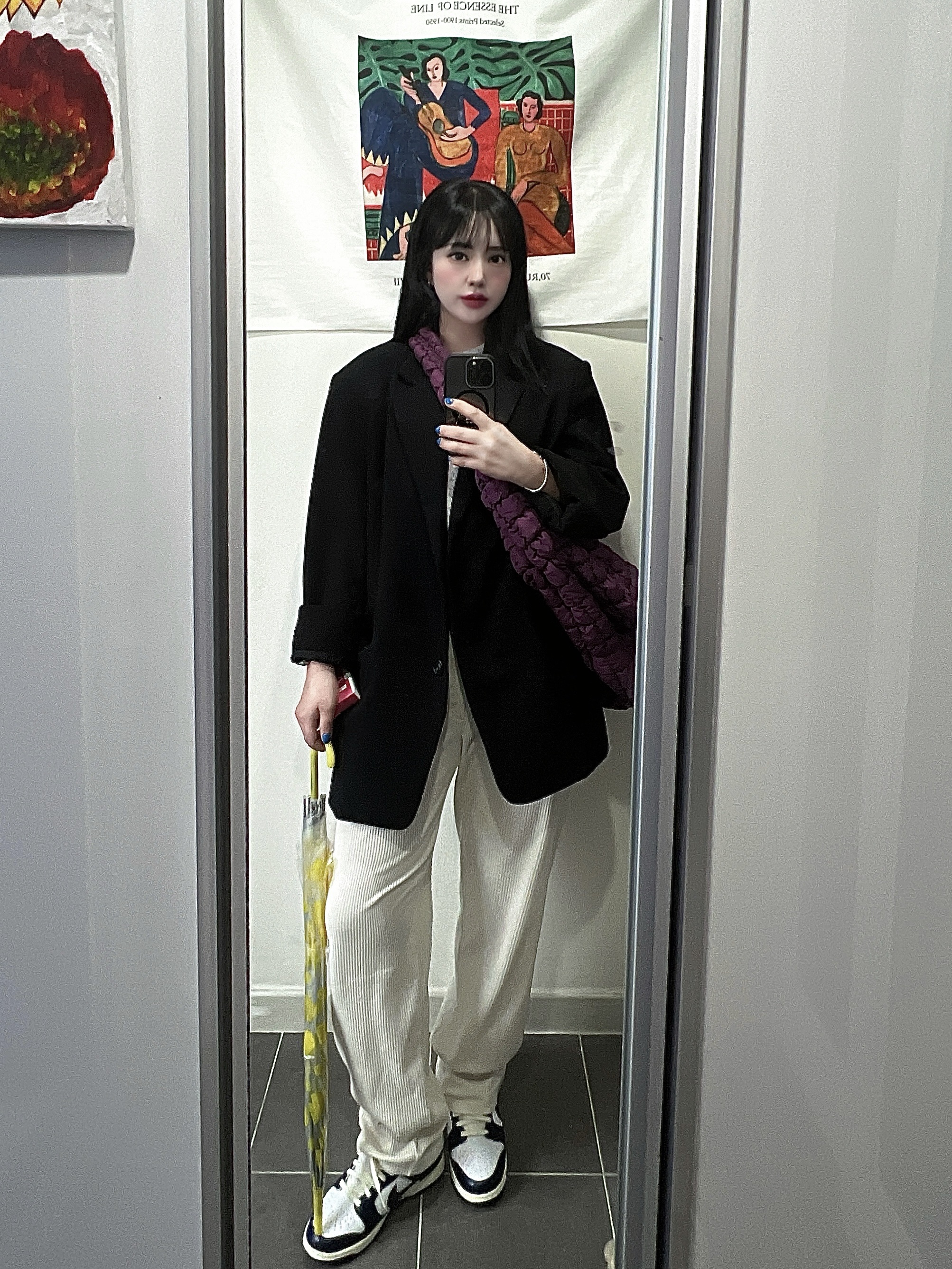 COS Quilted Oversized Shoulder Bag Burgundy, (W) Nike Dunk Low PRM Midnight Navy and White 착용 스타일
