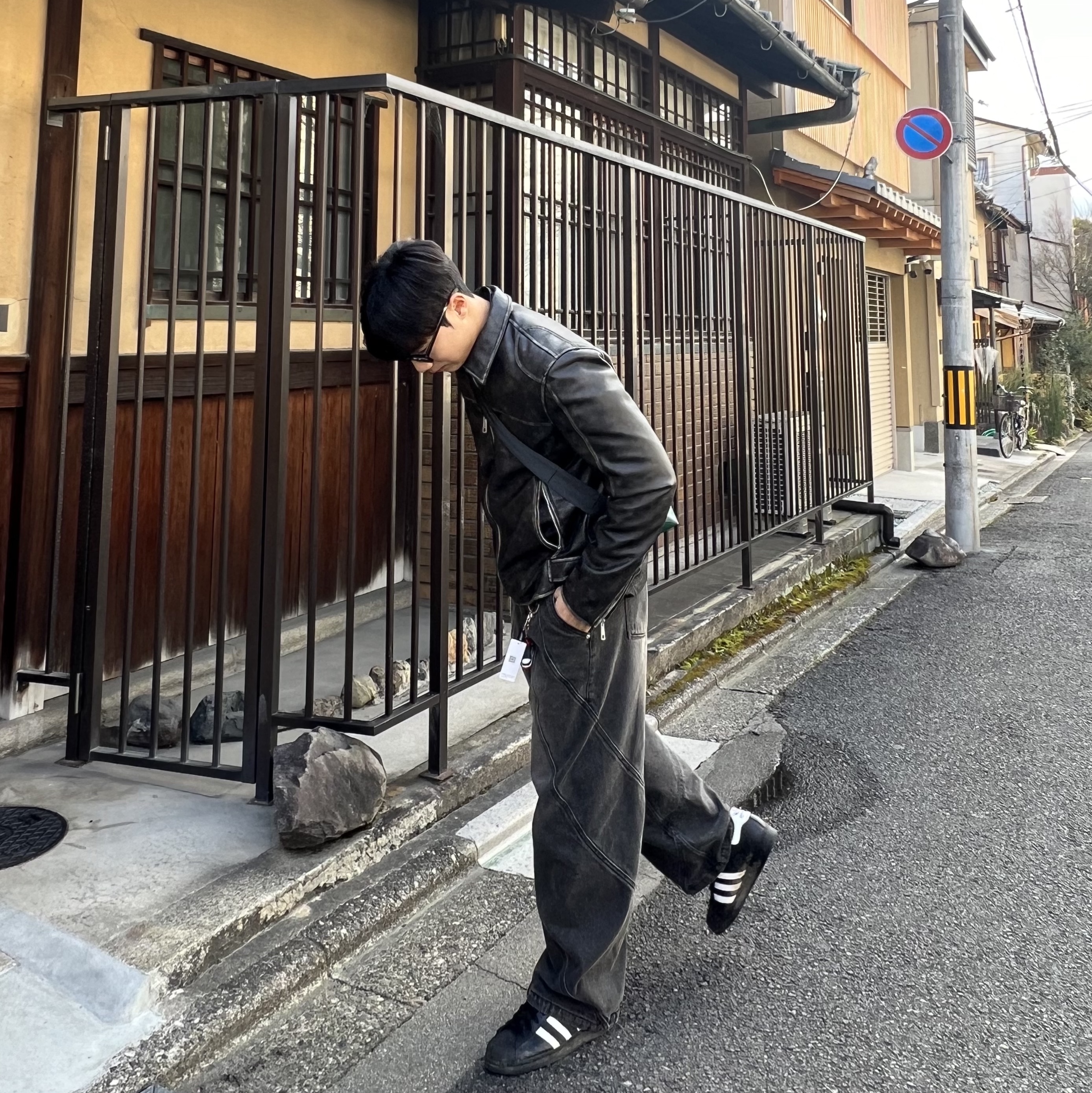 Adidas Superstar Core Black White, Stone Island 102WN Brushed Organic Cotton Overshirt Black - 23FW 착용 스타일 - 2