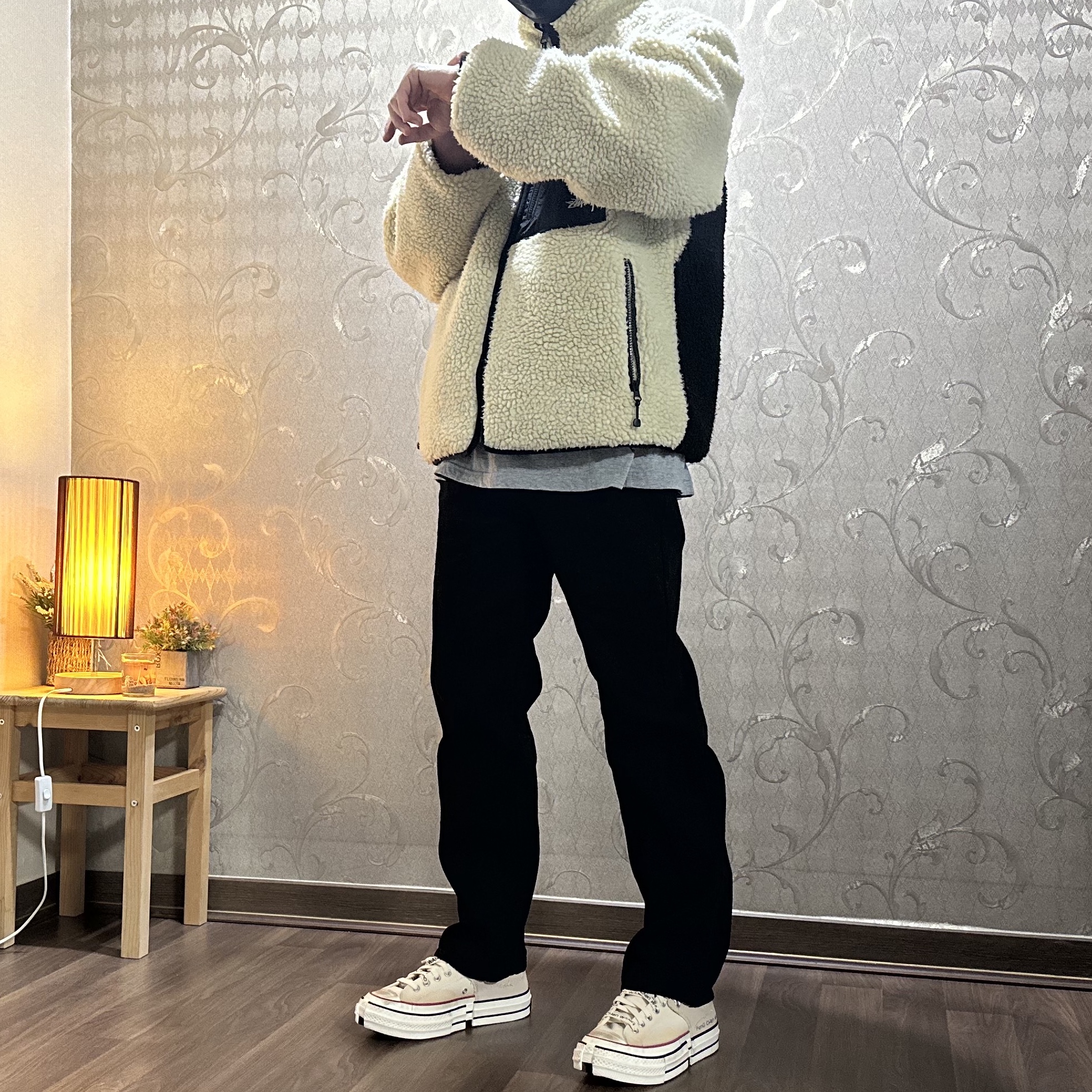 Converse x Feng Chen Wang Chuck 70 Ox 2-in-1 Brown Rice, Stussy 8 Ball Sherpa Jacket Natural 착용 스타일 - 3