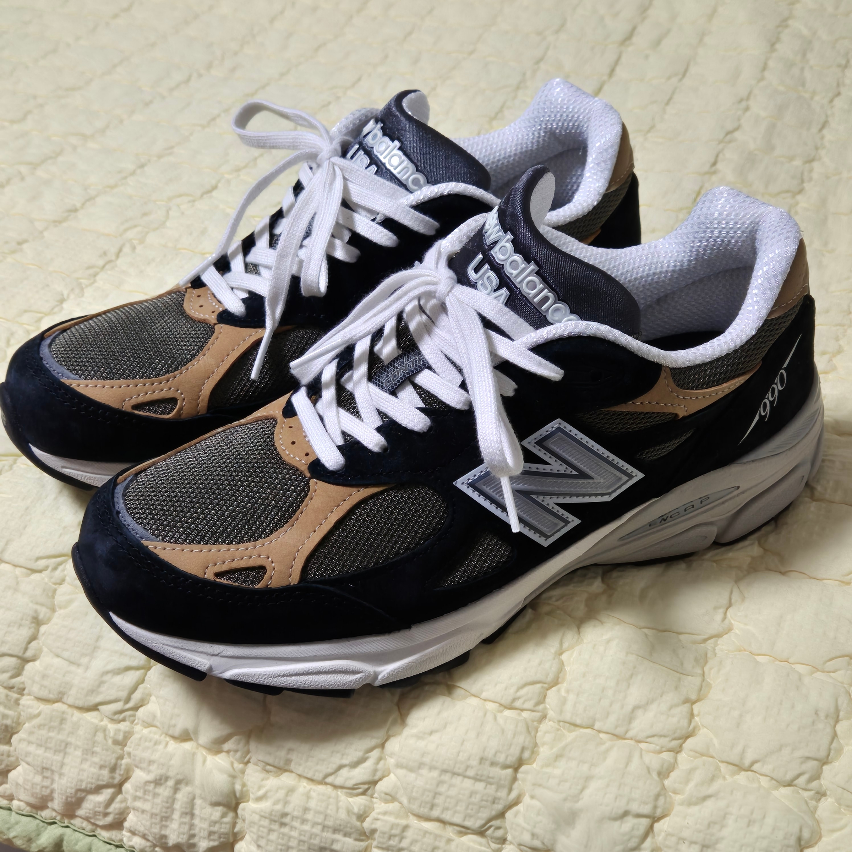 New Balance 990v3 Made in USA Black Tan 착용 스타일 - 2