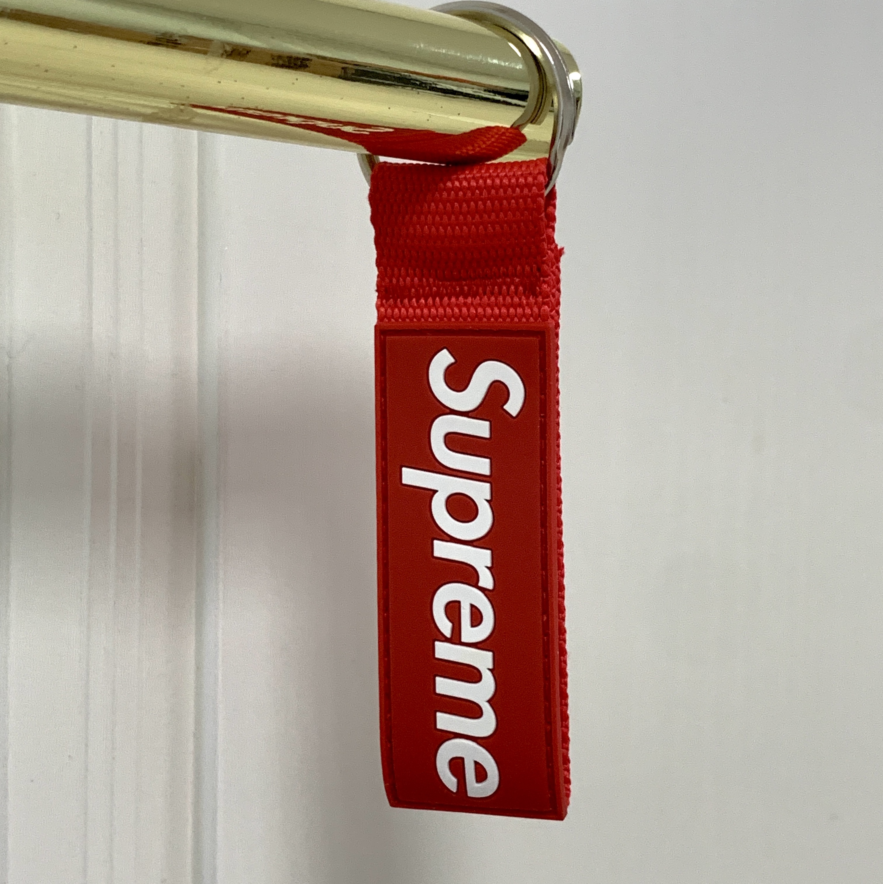 Supreme Webbing Keychain Red - 23SS 착용 스타일