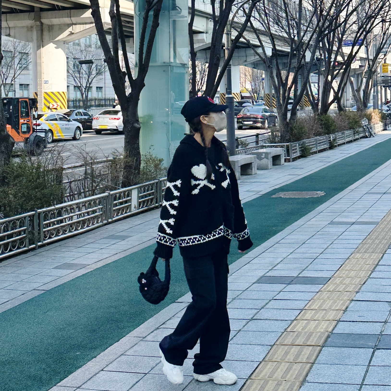 Supreme Warm Up 6-Panel Black - 23FW, COS Quilted Micro Bag Black 착용 스타일 - 3