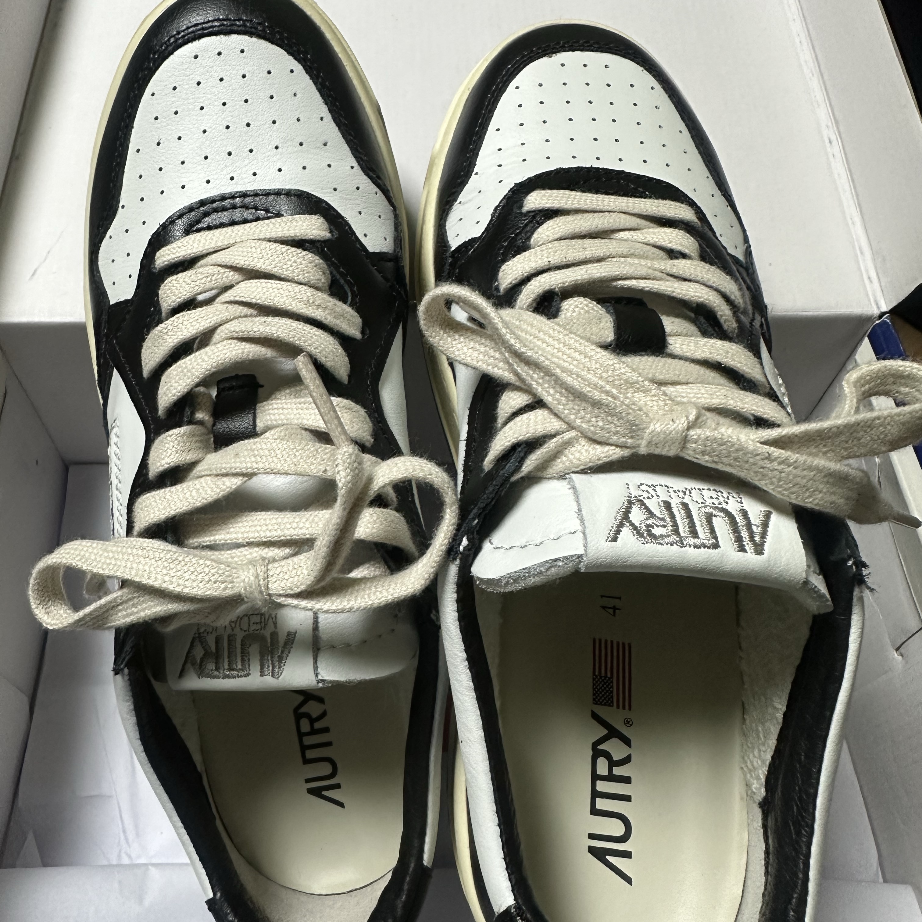 Autry Medalist Low Leather Sneakers Black White 착용 스타일