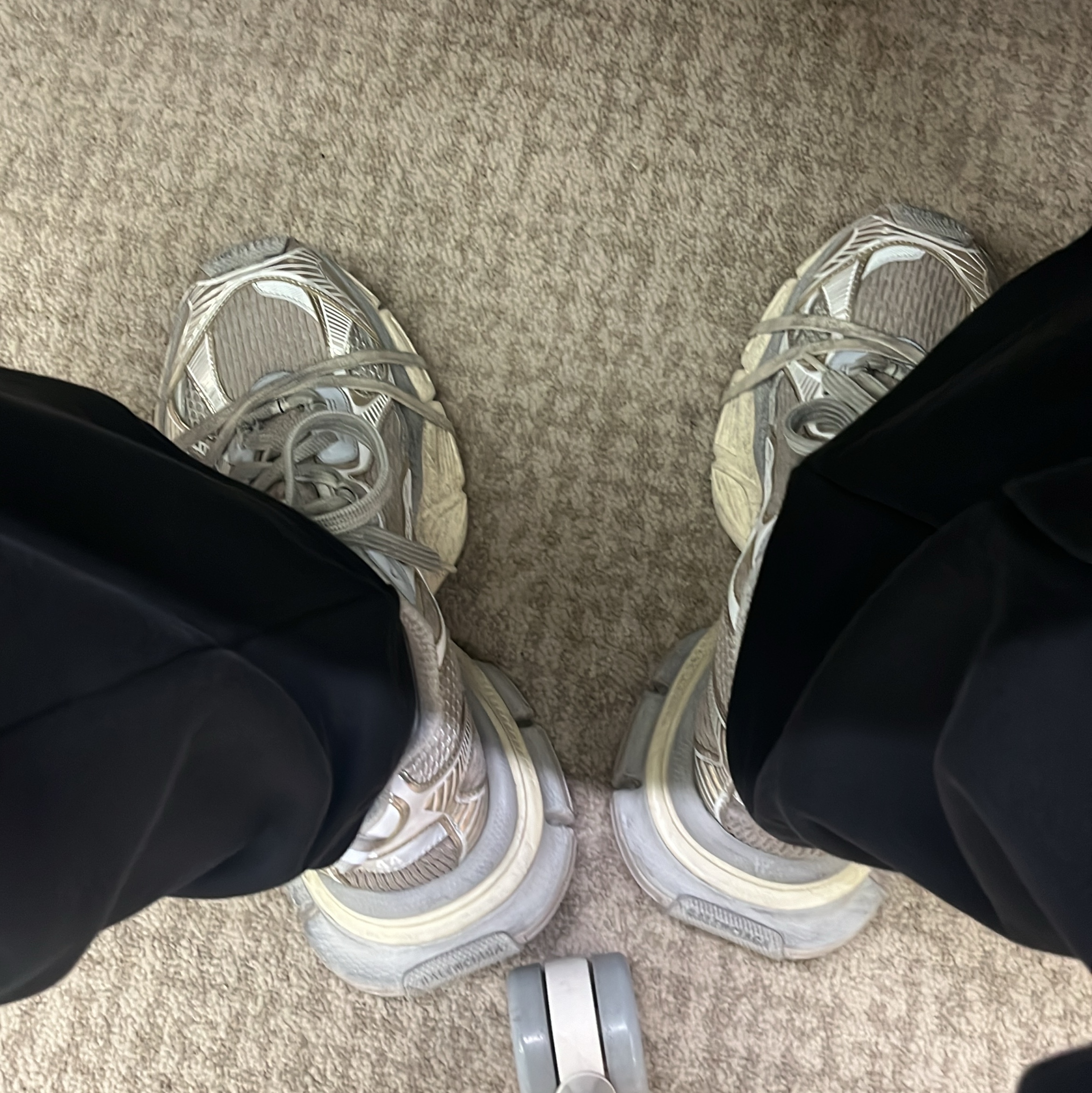 Balenciaga 3XL Sneakers Light Beige 착용 스타일