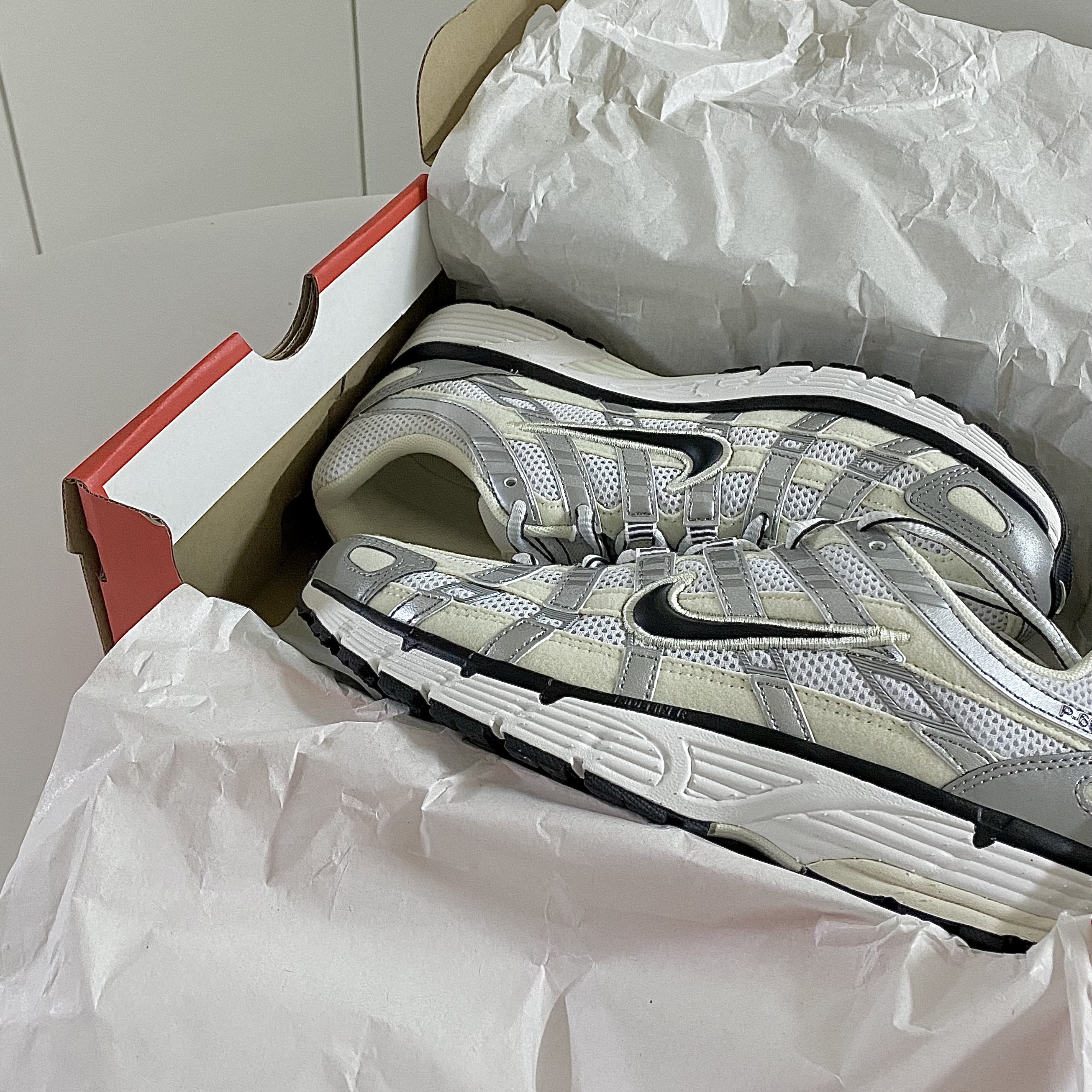 (W) Nike P-6000 Coconut Milk Metallic Silver 착용 스타일