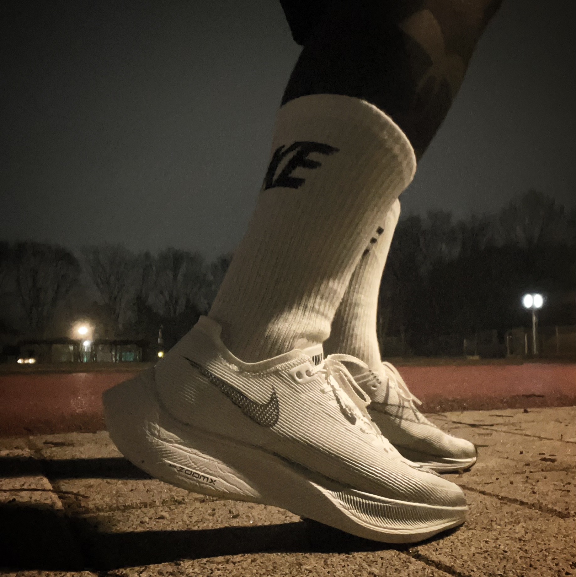 Nike ZoomX Vaporfly Next% 2 White Metallic Silver 착용 스타일 - 1