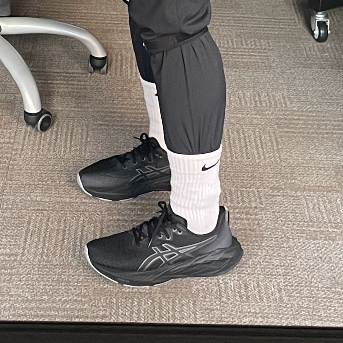 Asics Novablast 4 Black Graphite Grey - 2E Wide 착용 스타일 - 3