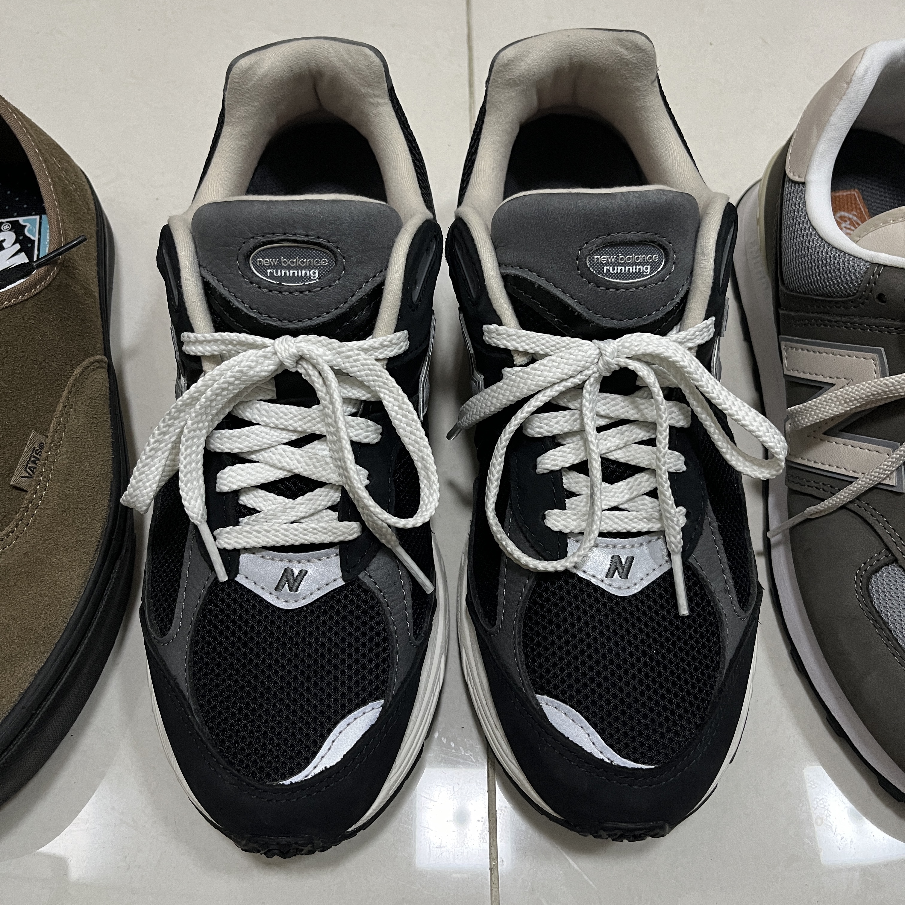 New Balance 2002R Premium Vintage Black, Prada Re-Nylon and Saffiano Leather Shoulder Bag Black 착용 스타일 - 2