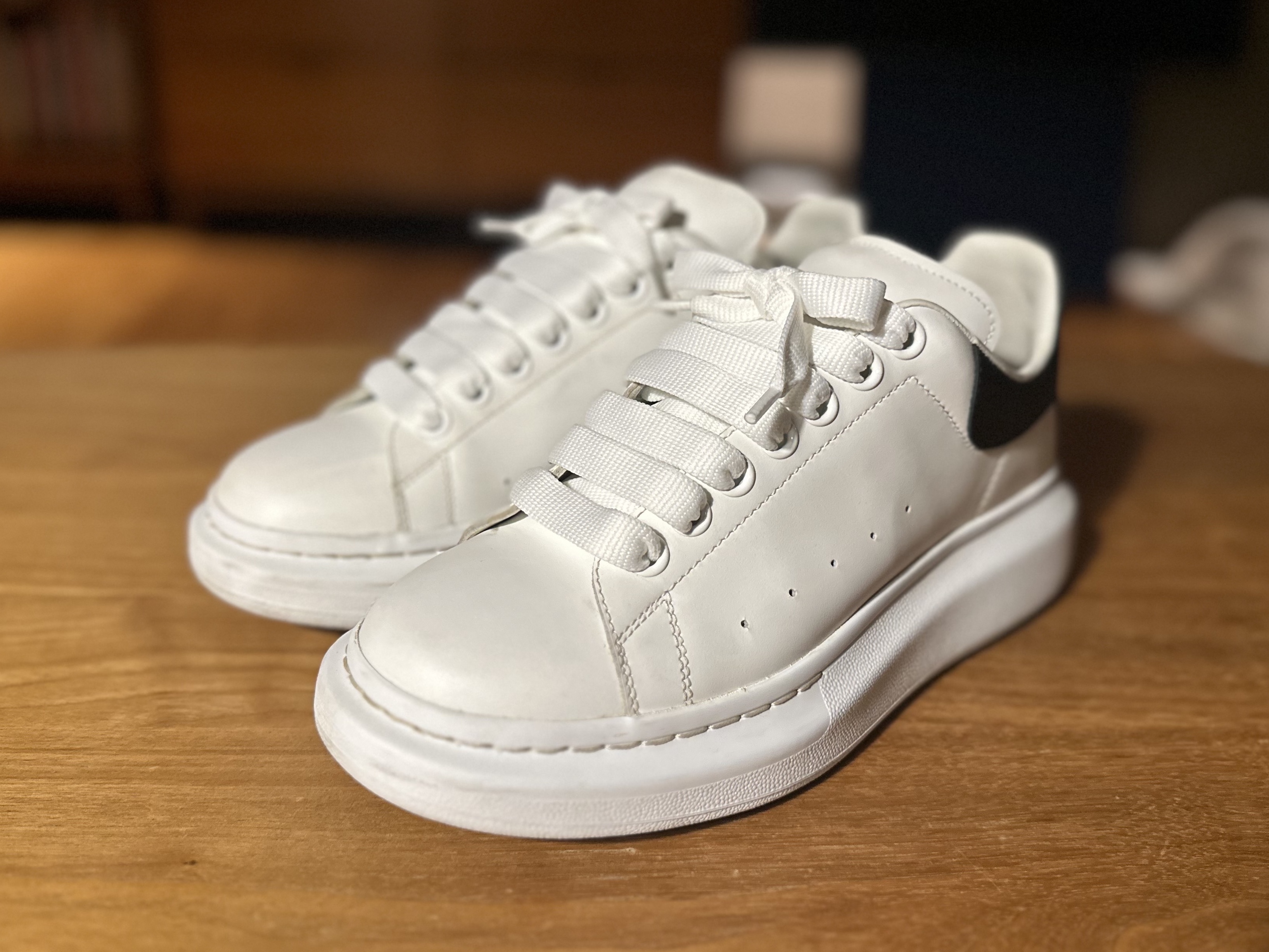 Alexander McQueen Oversized Sneakers White Black 착용 스타일 - 3