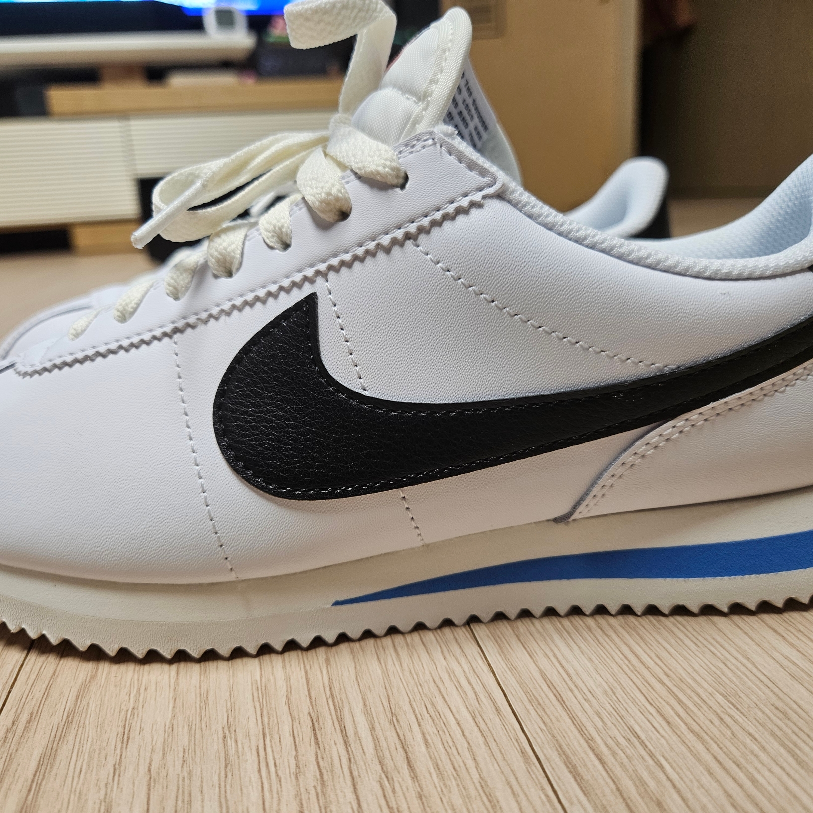 (W) Nike Cortez White and Black 착용 스타일 - 3
