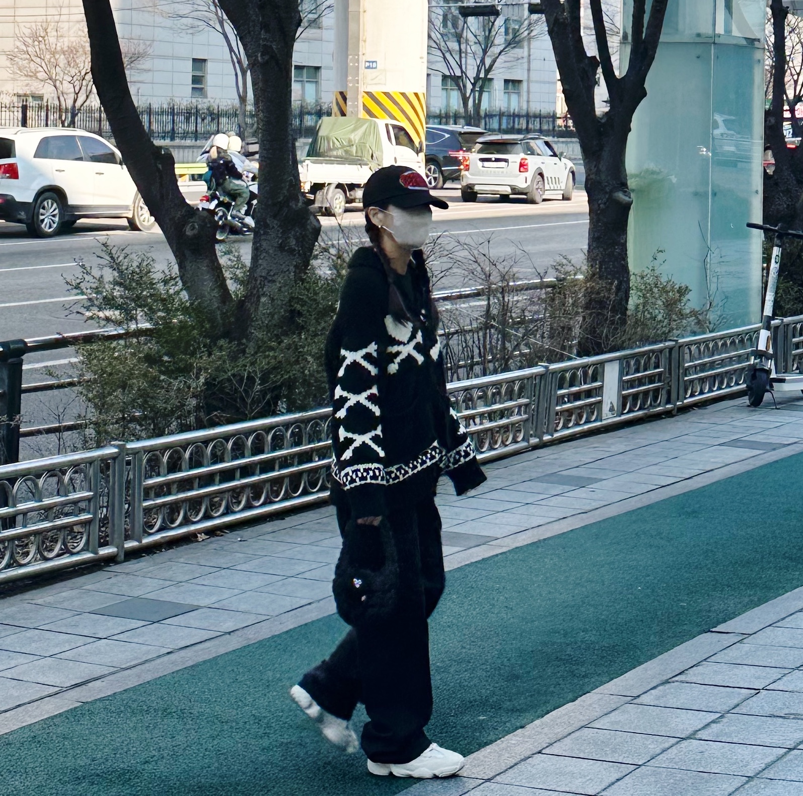 Supreme Warm Up 6-Panel Black - 23FW, COS Quilted Micro Bag Black 착용 스타일 - 1