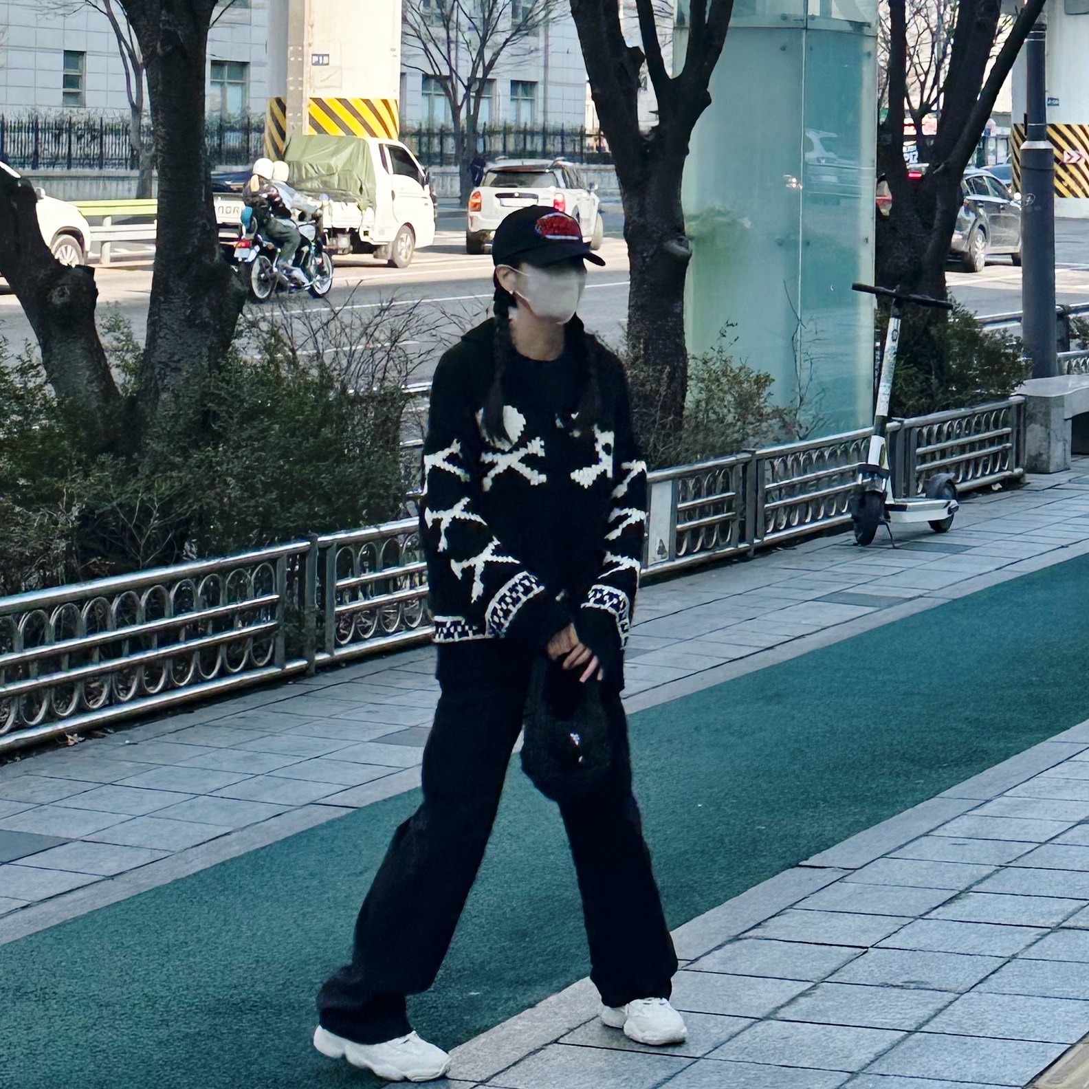 Supreme Warm Up 6-Panel Black - 23FW, COS Quilted Micro Bag Black 착용 스타일 - 2