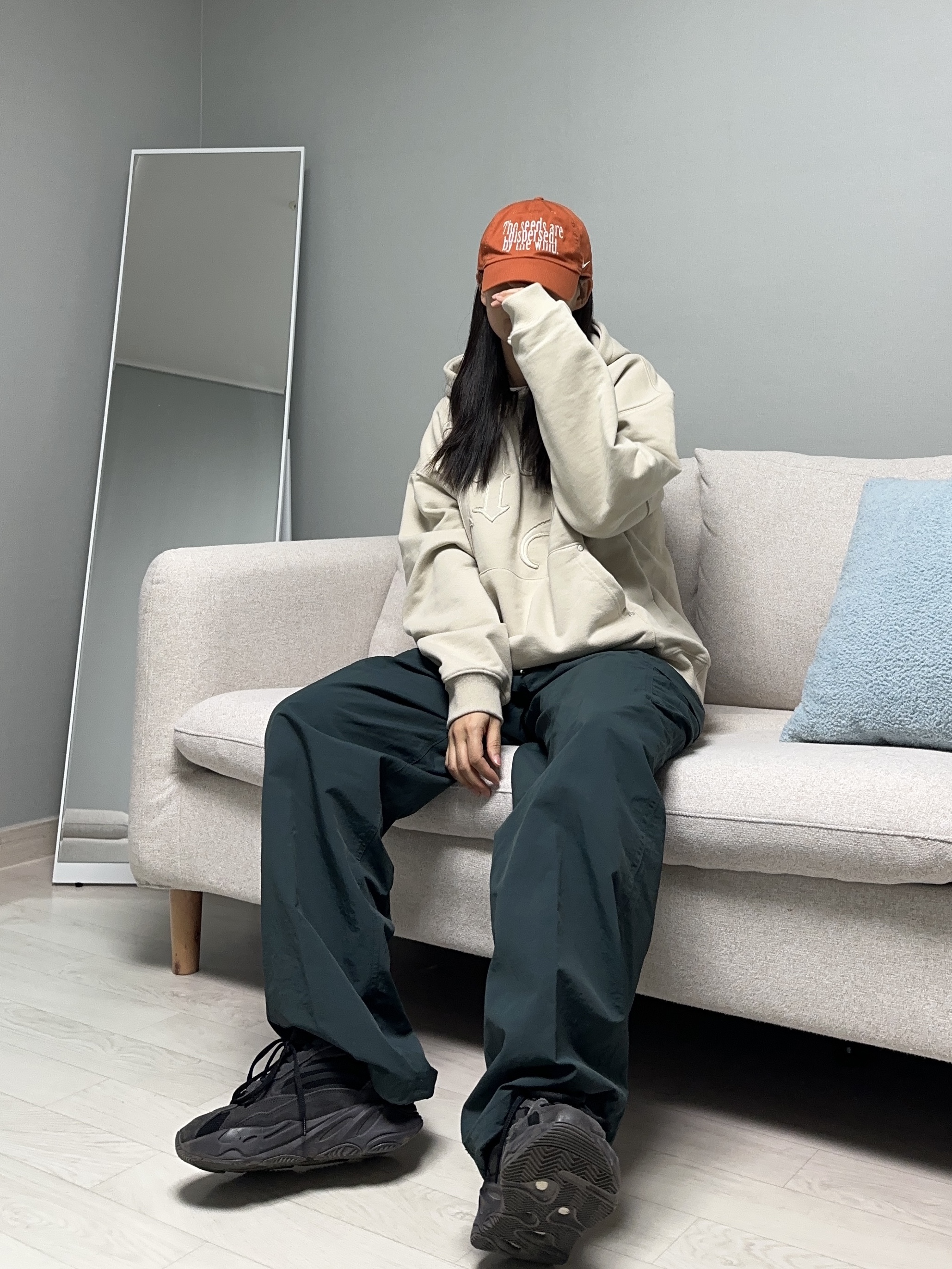 Adidas Yeezy Boost 700 V2 Vanta 2019, Adidas Yeezy Boost 700 V2 Vanta 2022 착용 스타일 - 1