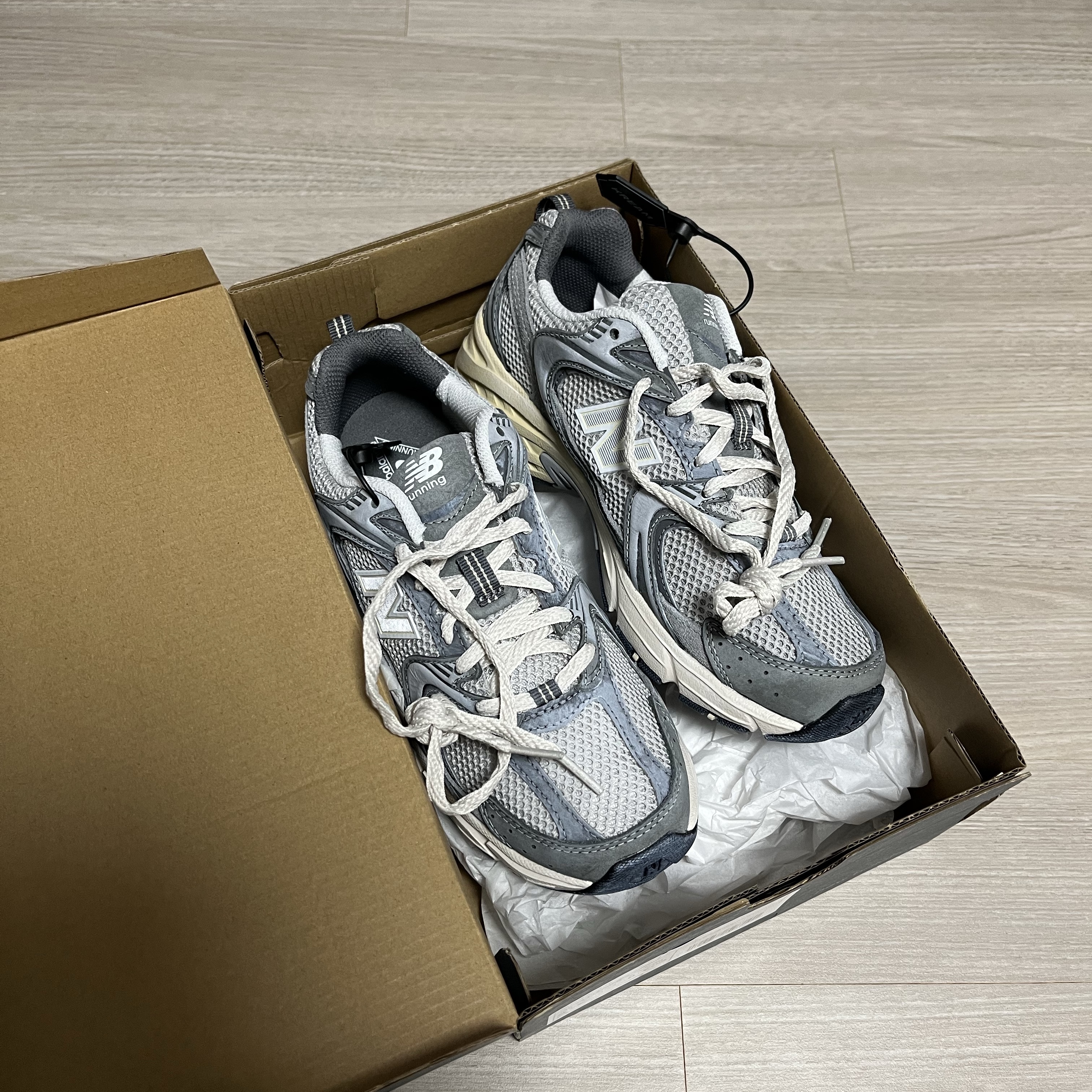New Balance 530 Premium Vintage Grey Matter 착용 스타일