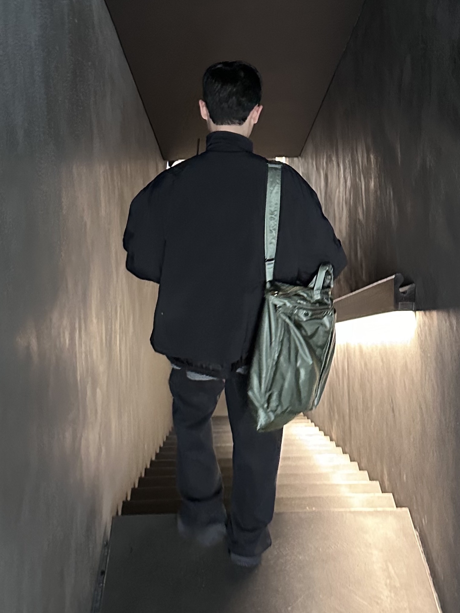 Porter Tanker 2Way Helmet Bag Sage Green 착용 스타일