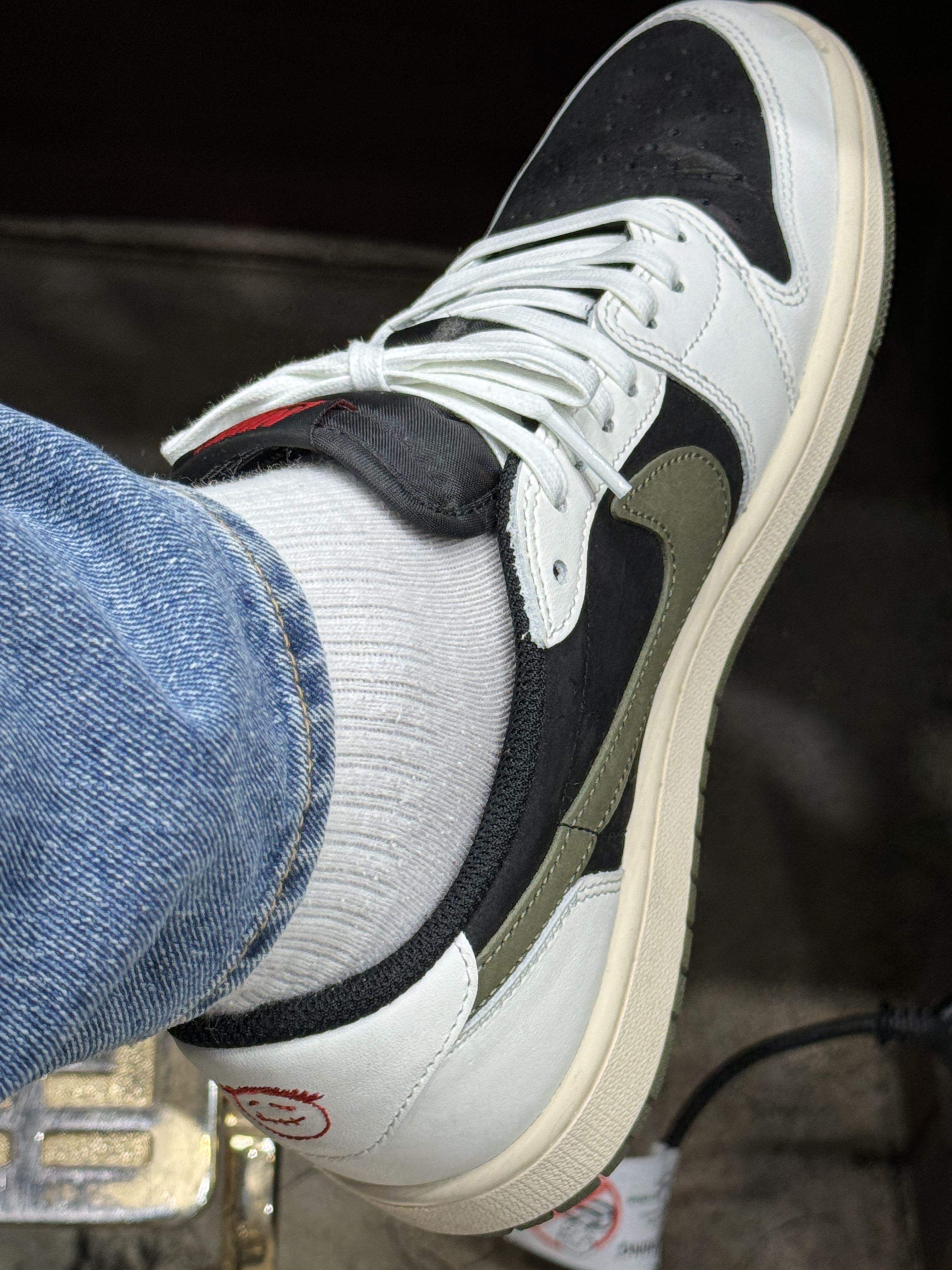 (W) Jordan 1 x Travis Scott Retro Low OG SP Medium Olive 착용 스타일 - 3