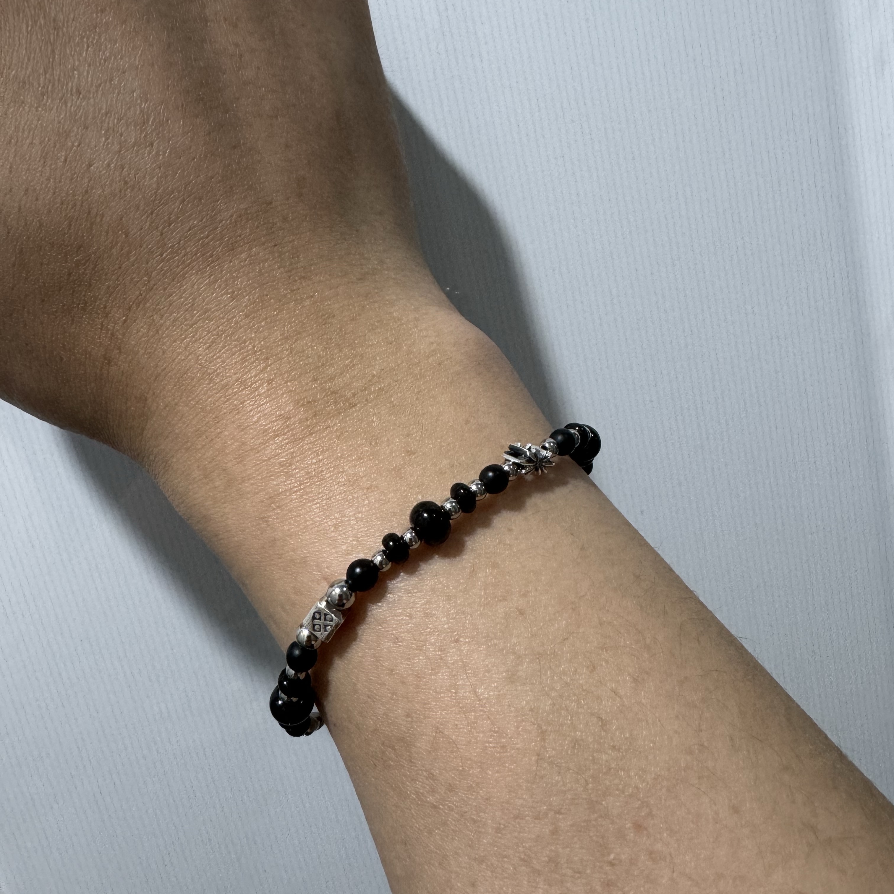 Scudo Garden Karen Beads Bracelet Black 착용 스타일