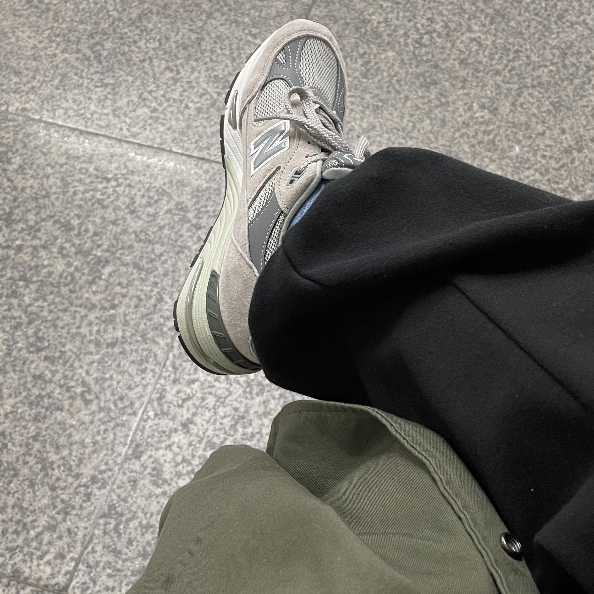 New Balance 991 Made in UK Grey 착용 스타일 - 1
