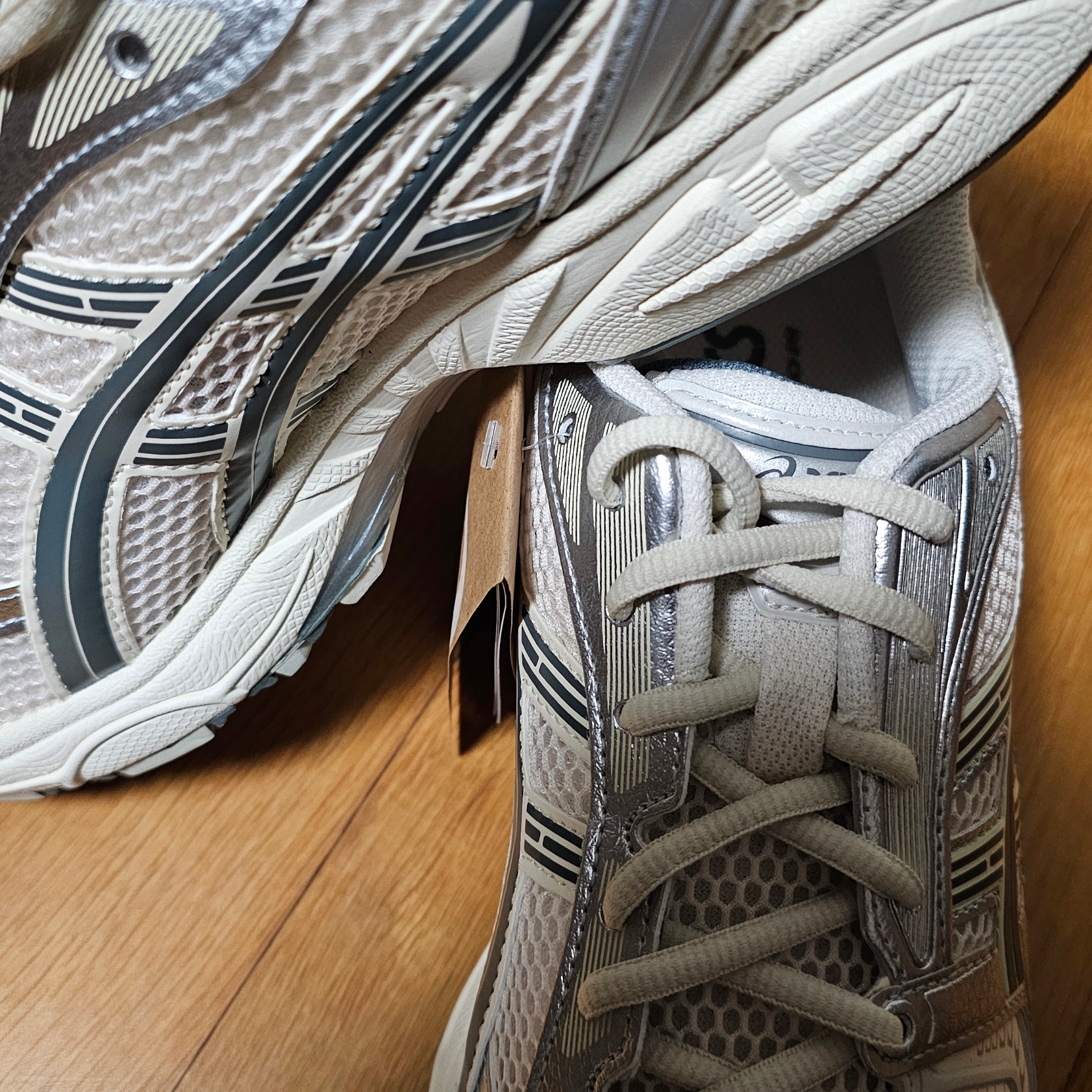 Asics Gel-Kayano 14 Birch Dark Pewter 착용 스타일