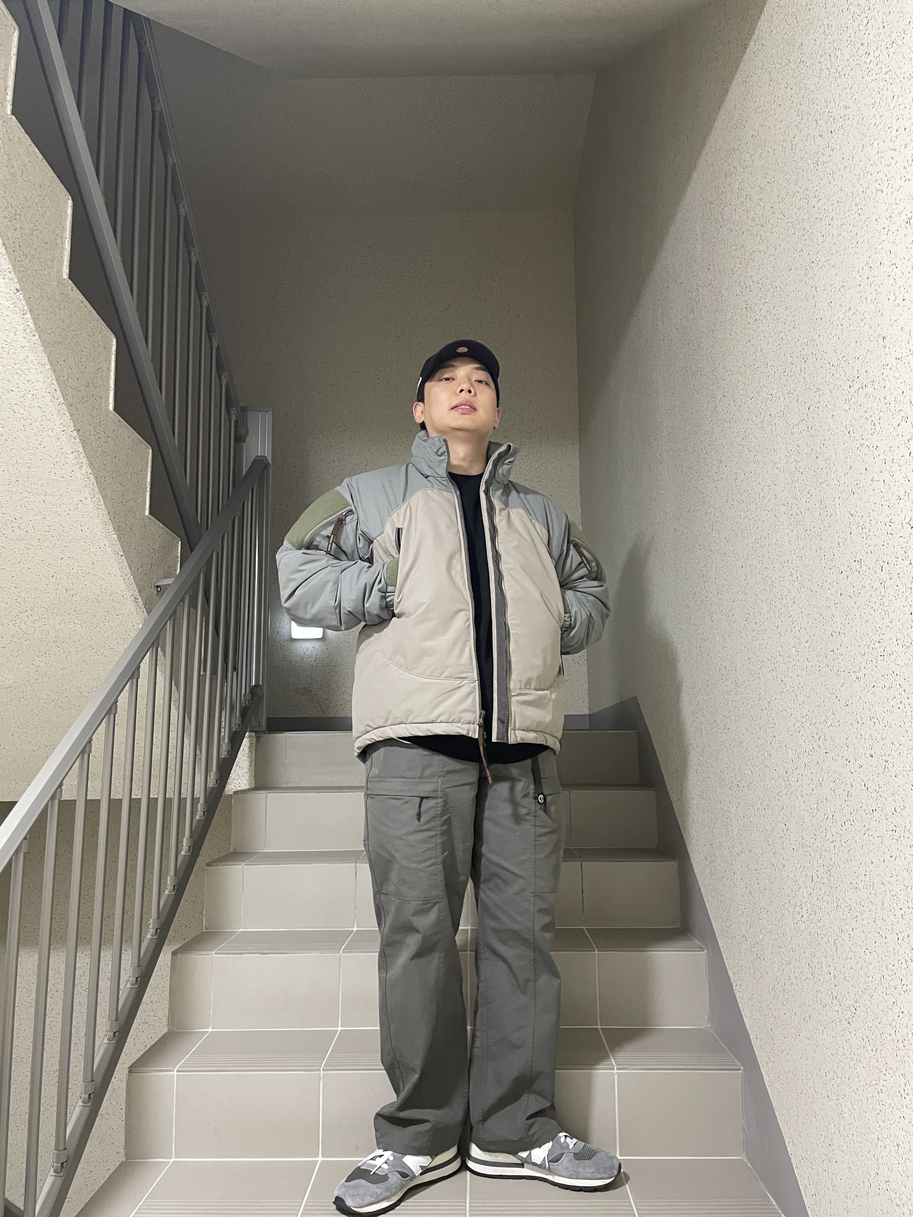 New Balance 990v1 Made in USA Grey White, New Era x MoMA New York Yankees Cap Black 착용 스타일 - 1