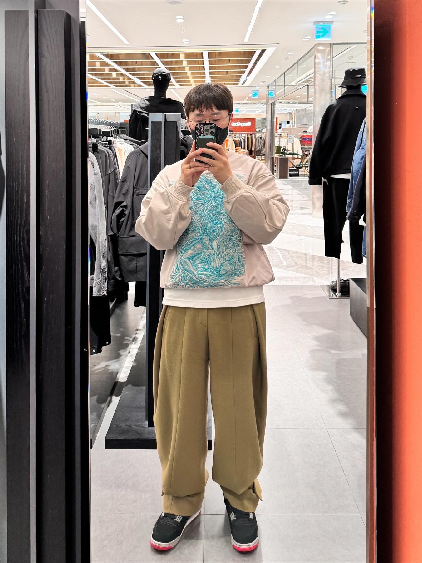 Wooyoungmi Flower Print Back Logo Hoodie Black - 21SS, Wooyoungmi Folding Wide Pants Camel 착용 스타일 - 2