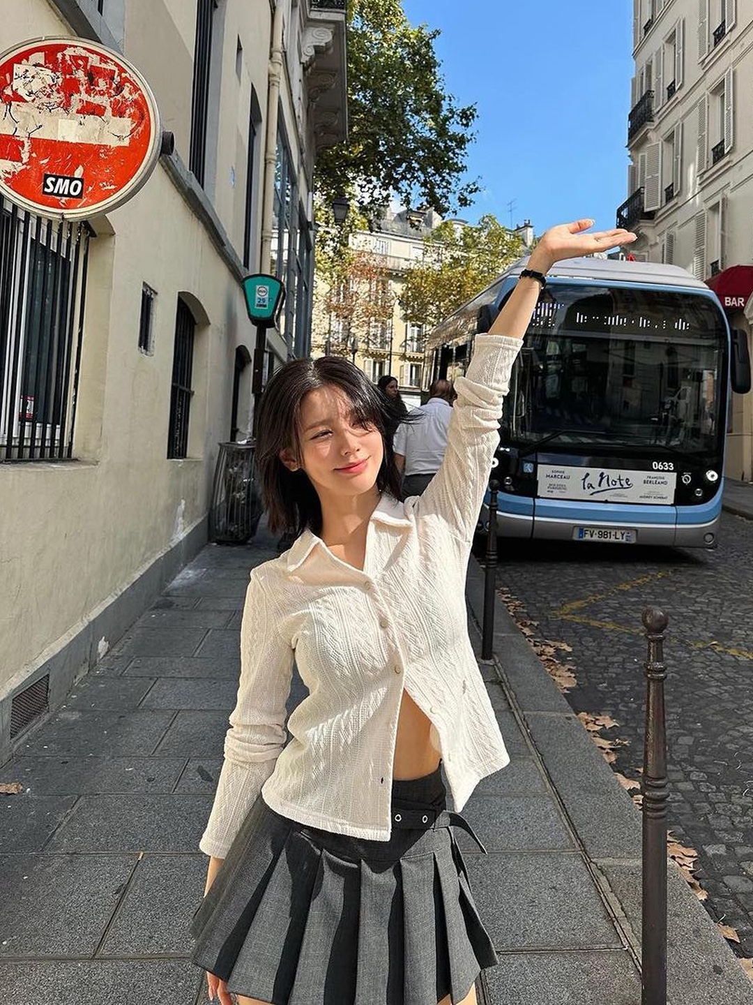 (W) Thom Browne Super 120S Twill Dropped Back Pleated School Uniform Mini Skirt Medium Grey, (W) Thom Browne Super 120S Twill Dropped Back Pleated School Uniform Mini Skirt Navy 착용 스타일 - 3