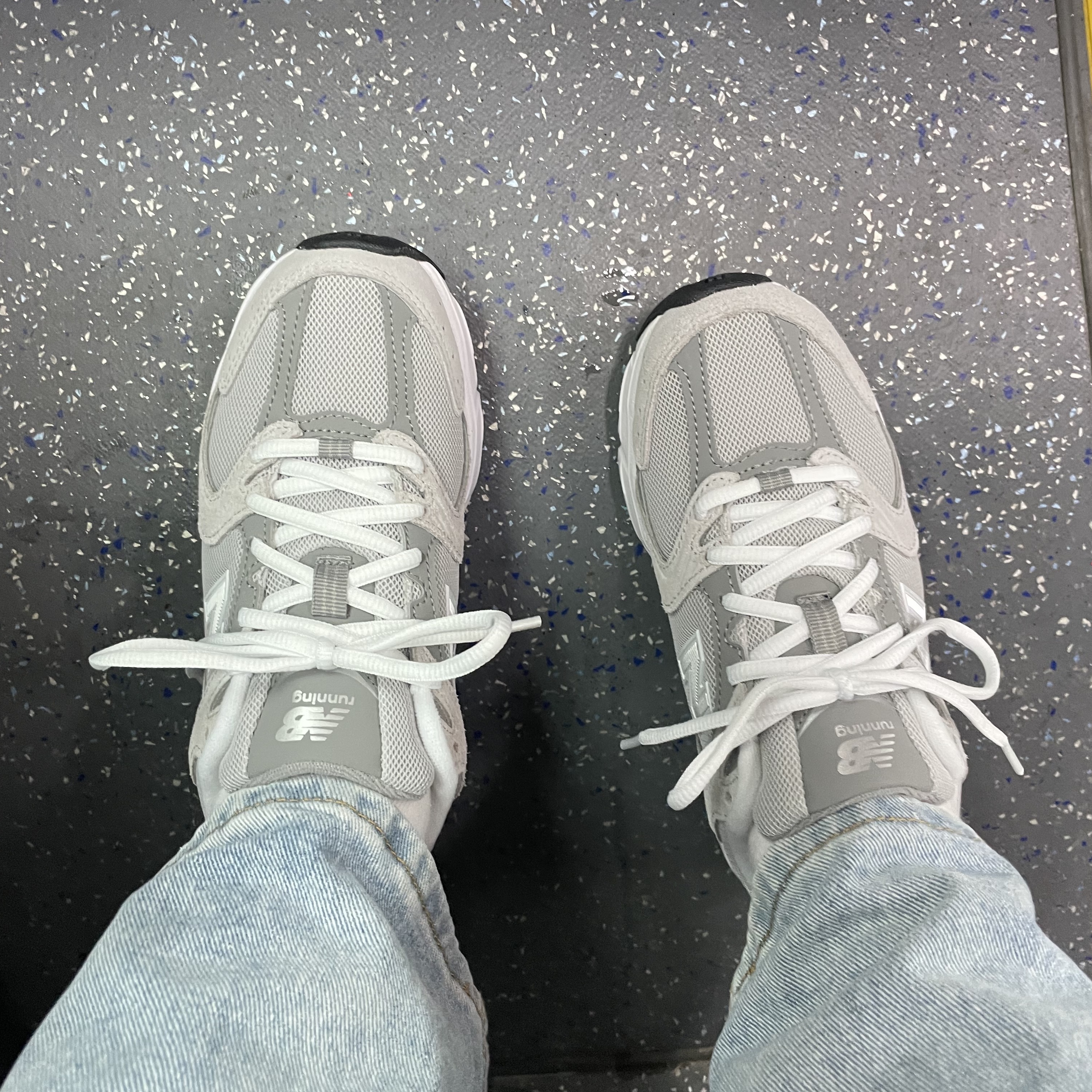 New Balance 530 Grey 착용 스타일 - 1