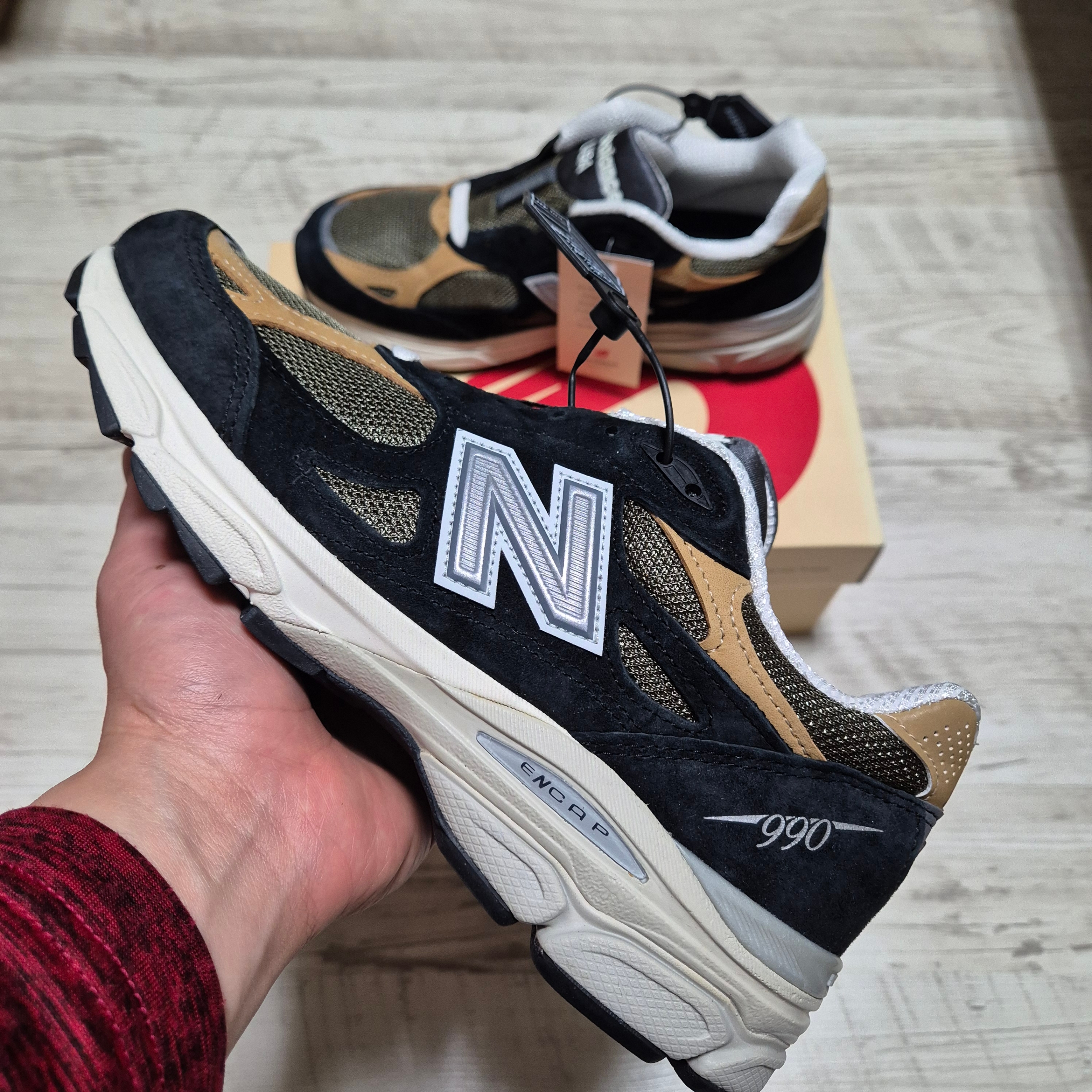 New Balance 990v3 Made in USA Black Tan 착용 스타일 - 1