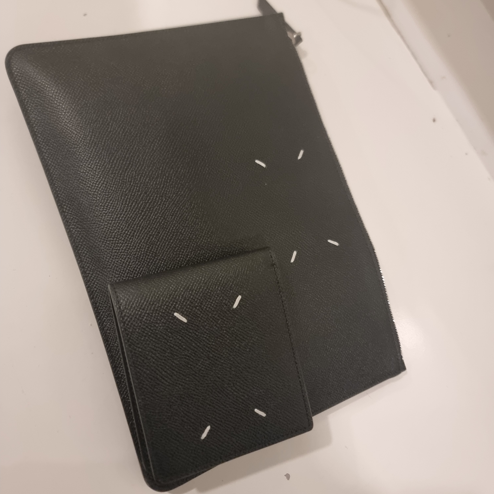 Maison Margiela Bovine Leather Bi-Fold Wallet Black, Maison Margiela Bovine Leather Large Pouch Black 착용 스타일 - 2