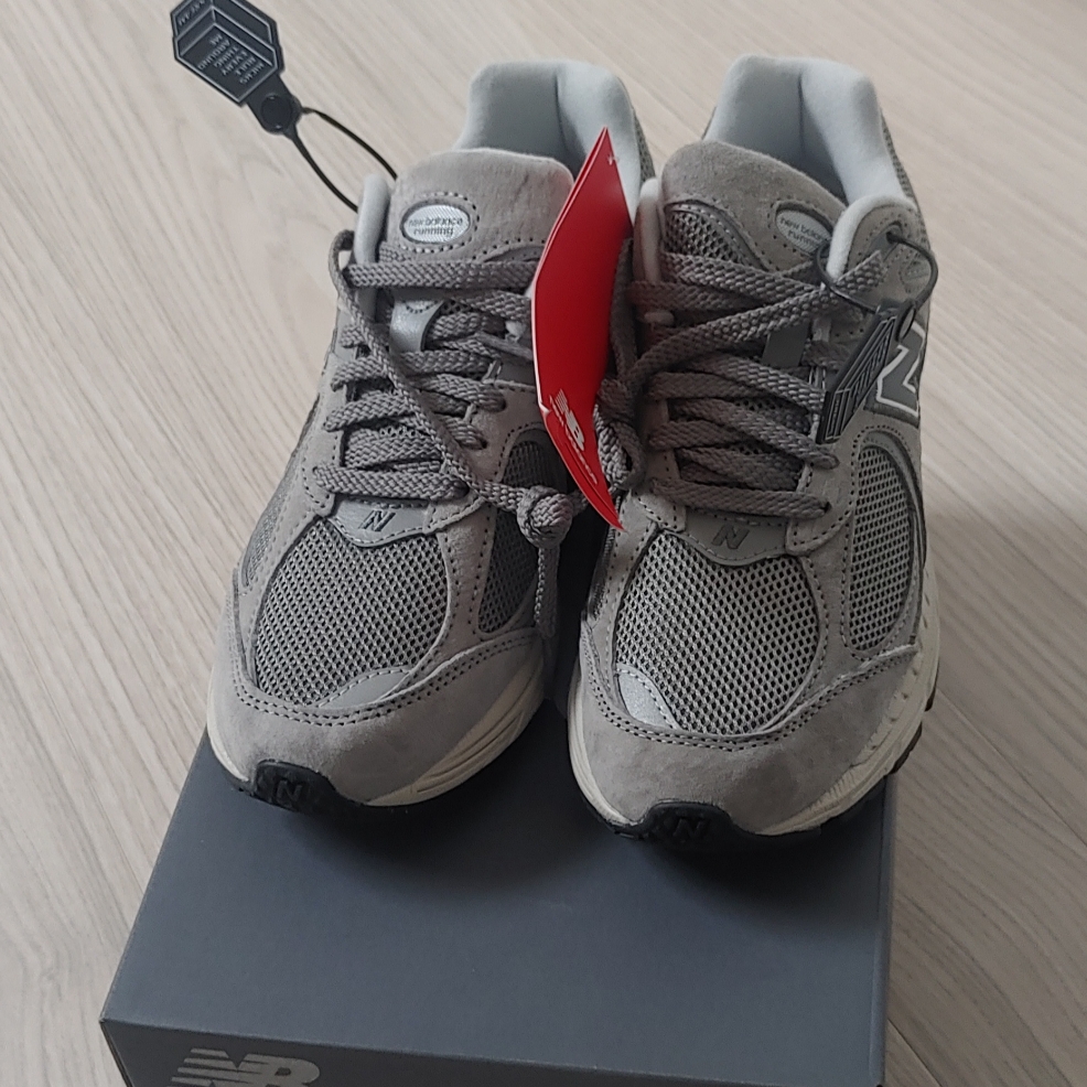 New Balance 2002R Grey 착용 스타일 - 2