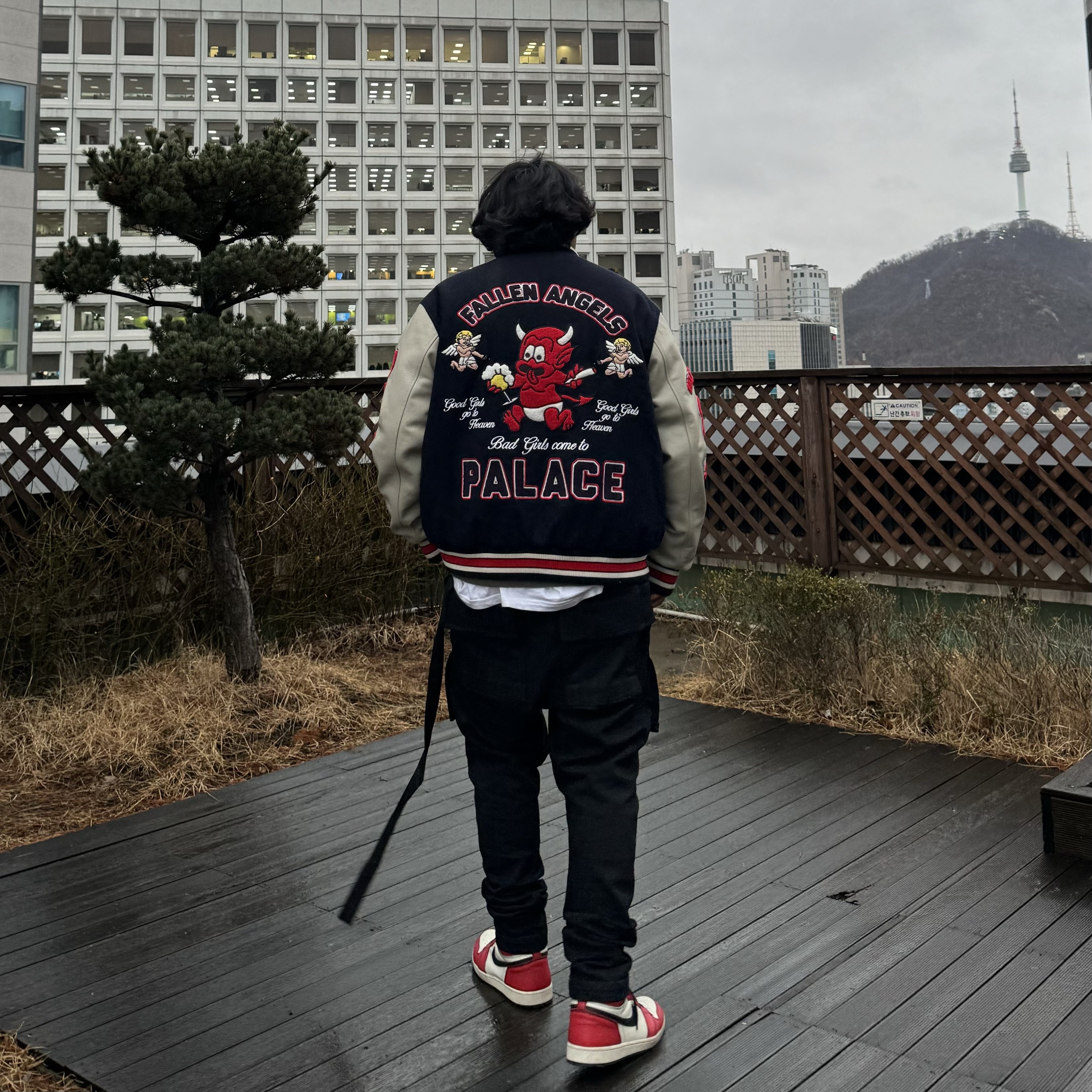 Palace Fallen Angels Varsity Jacket Navy - 23SS, Jordan 1 Retro High OG Defiant SB LA to Chicago 착용 스타일