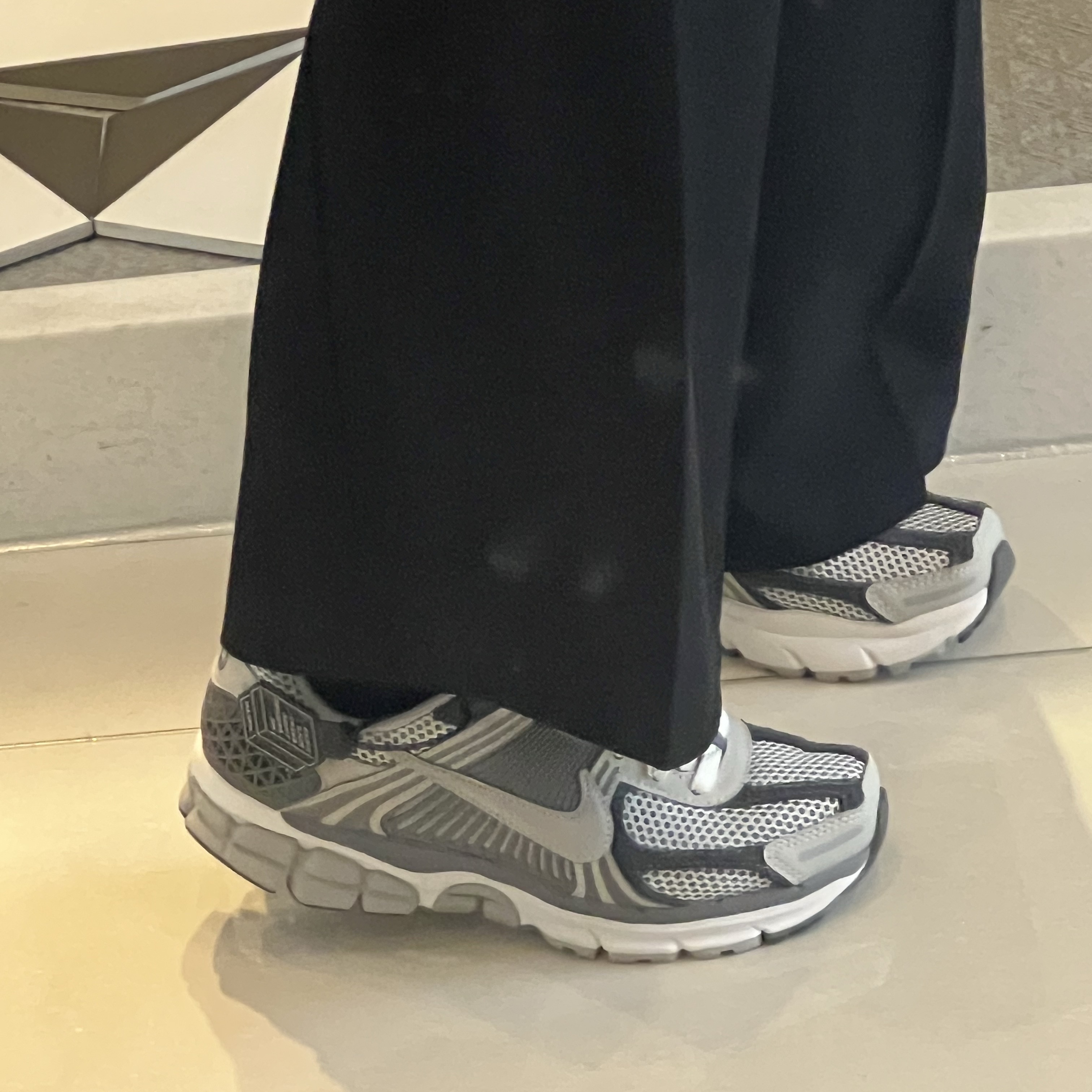 Nike Zoom Vomero 5 PRM Light Iron Ore and Flat Fewter 착용 스타일