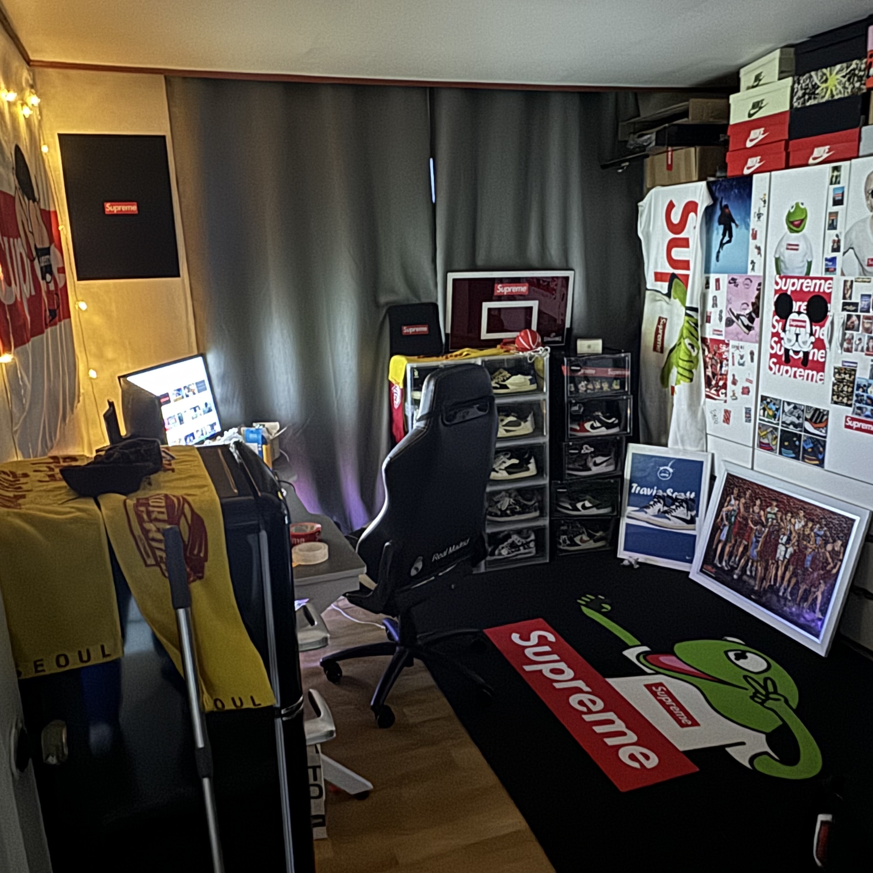 Supreme x Spalding Mini Basketball Hoop Red  - 23FW 착용 스타일