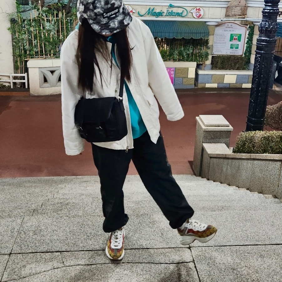 (W) Gucci Rhyton GG Multicolor Sneakers White 착용 스타일