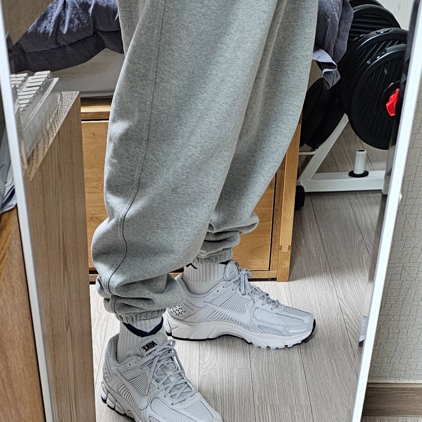 Nike Zoom Vomero 5 SP Vast Grey 2023, Nike x Stussy Fleece Pants Grey Heather (FN5231-050) 착용 스타일 - 1