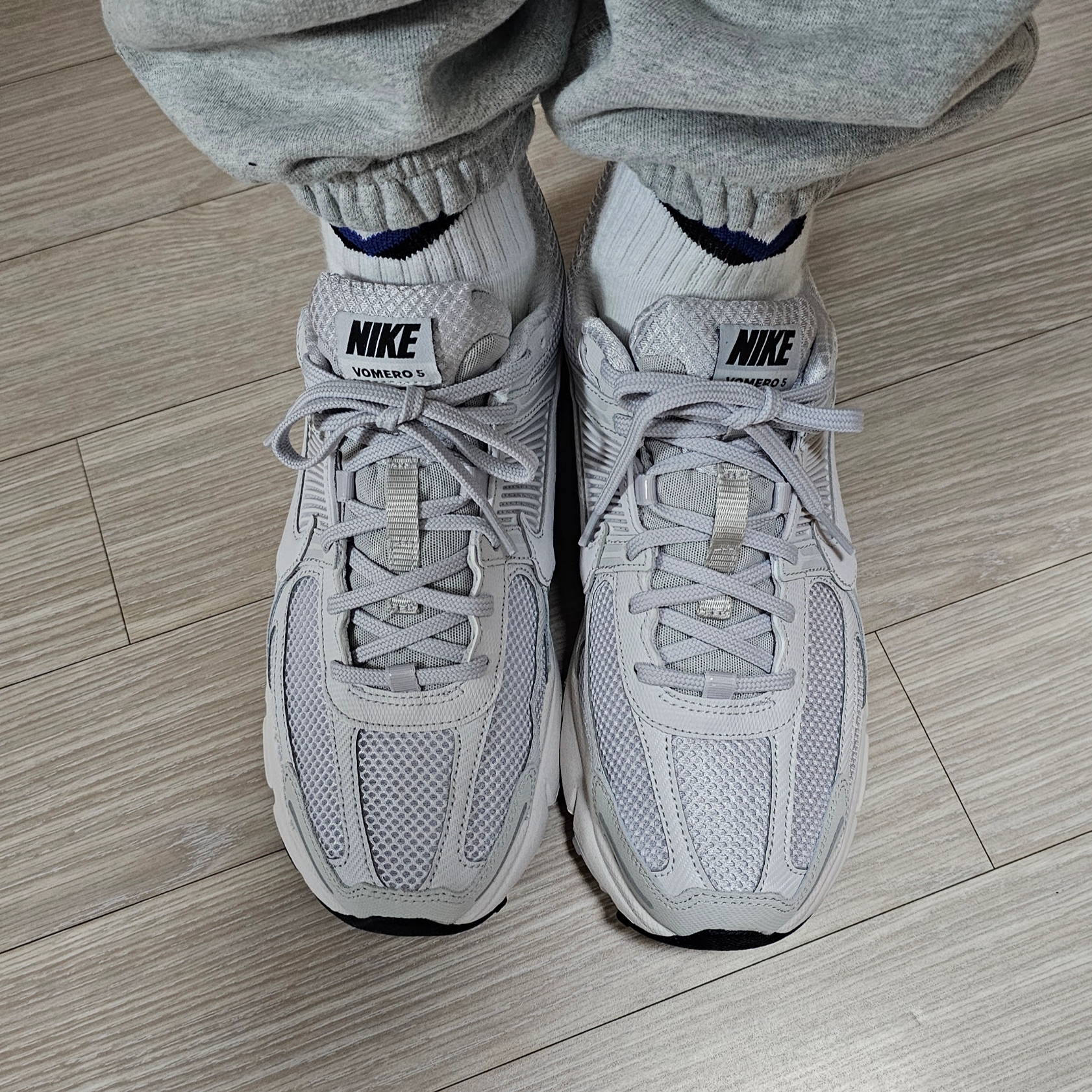 Nike Zoom Vomero 5 SP Vast Grey 2023, Nike x Stussy Fleece Pants Grey Heather (FN5231-050) 착용 스타일 - 2