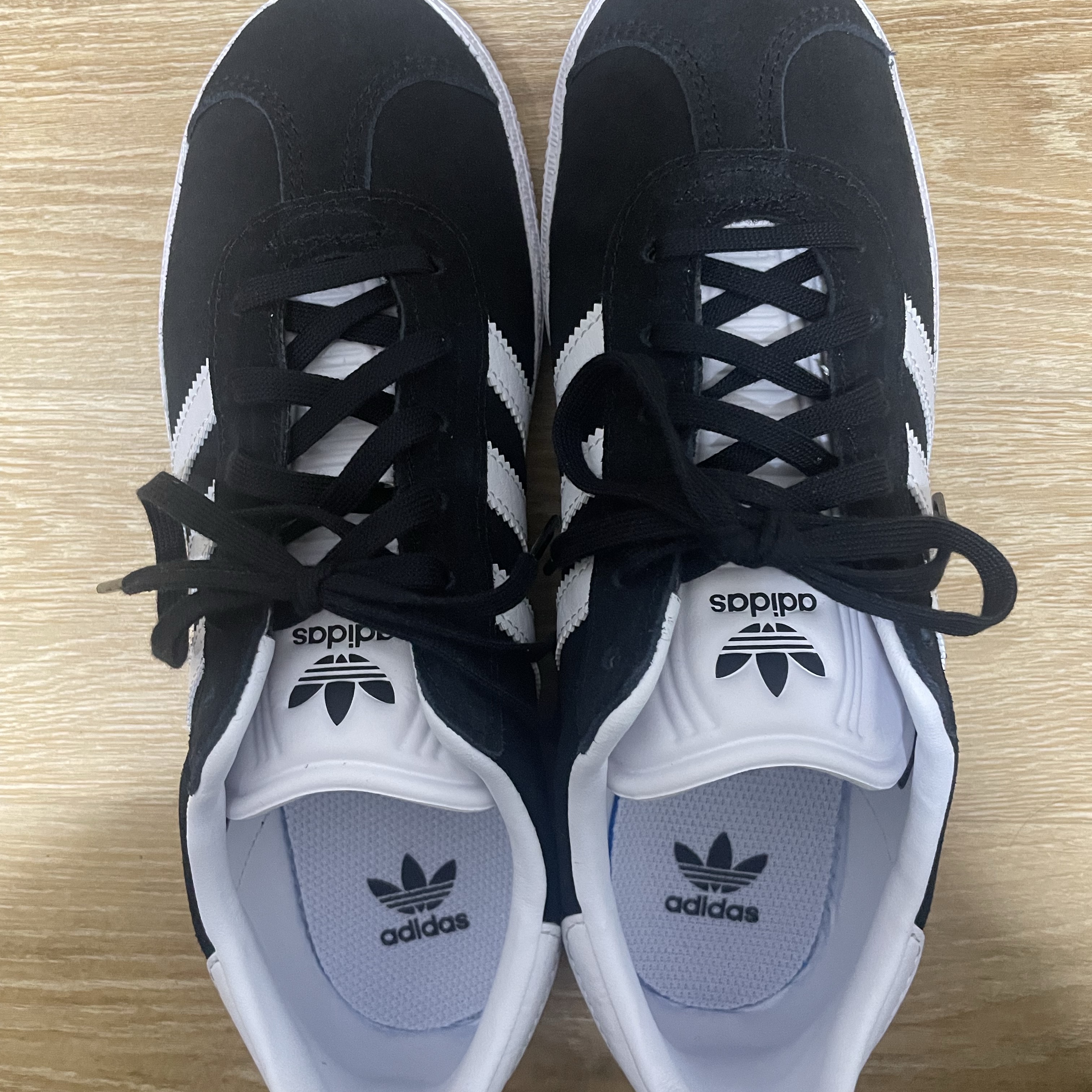 (J) Adidas Gazelle Core Black Cloud White 착용 스타일 - 1