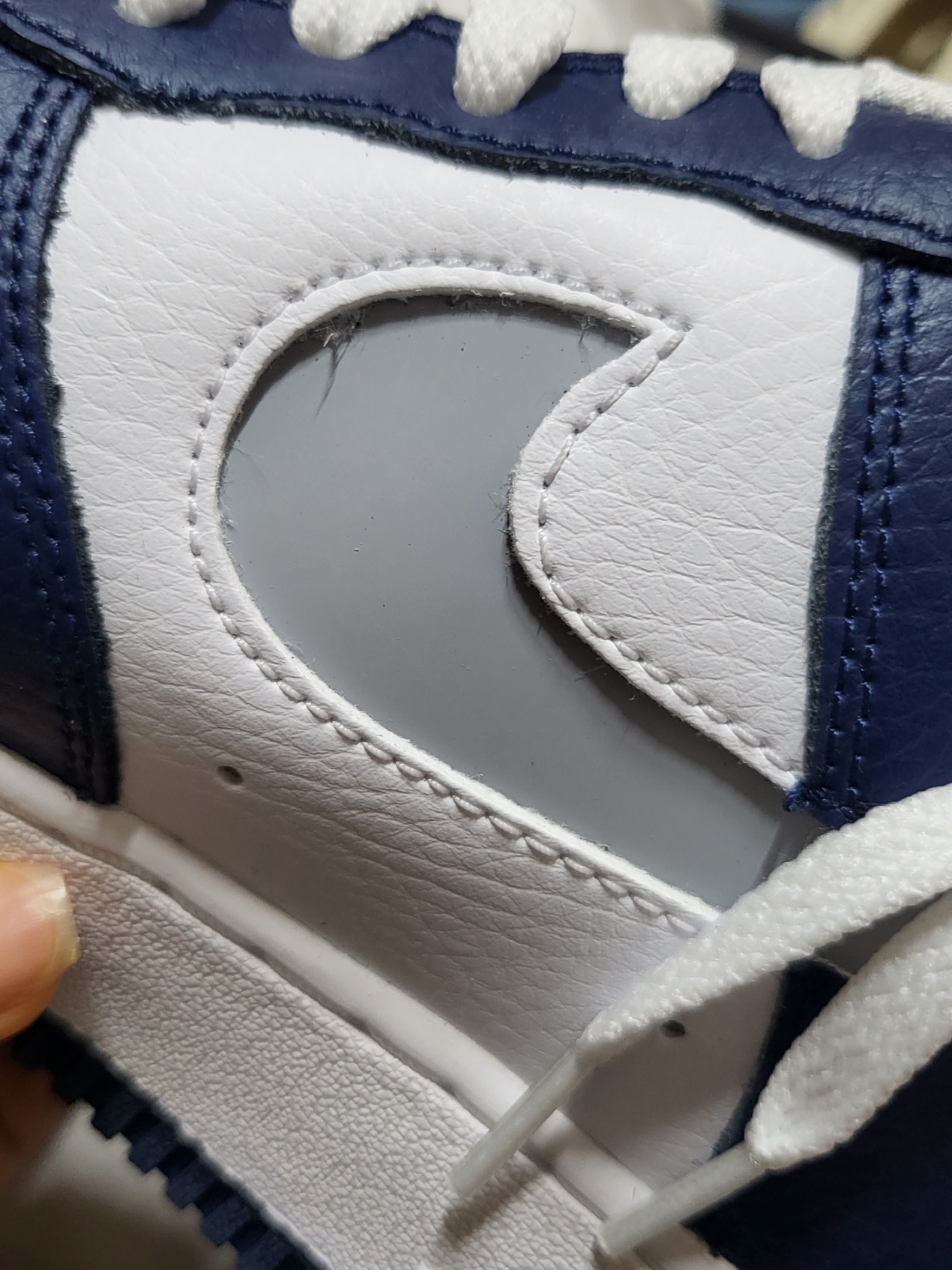 Nike Air Force 1 '07 Cut Out Swoosh Midnight Navy 착용 스타일