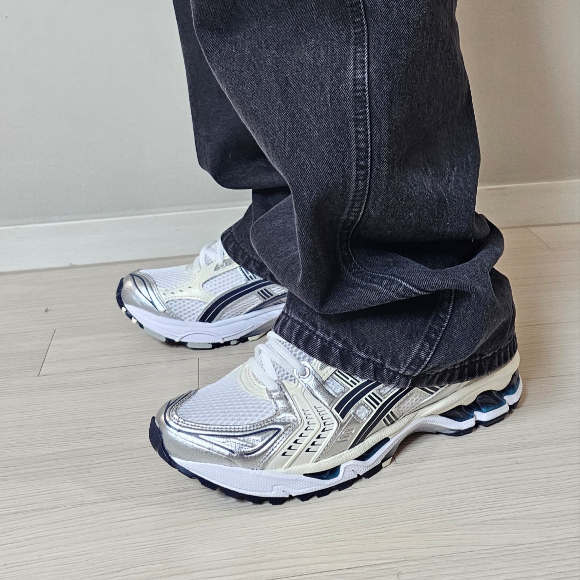 (W) Asics Gel-Kayano 14 White Midnight 착용 스타일 - 2
