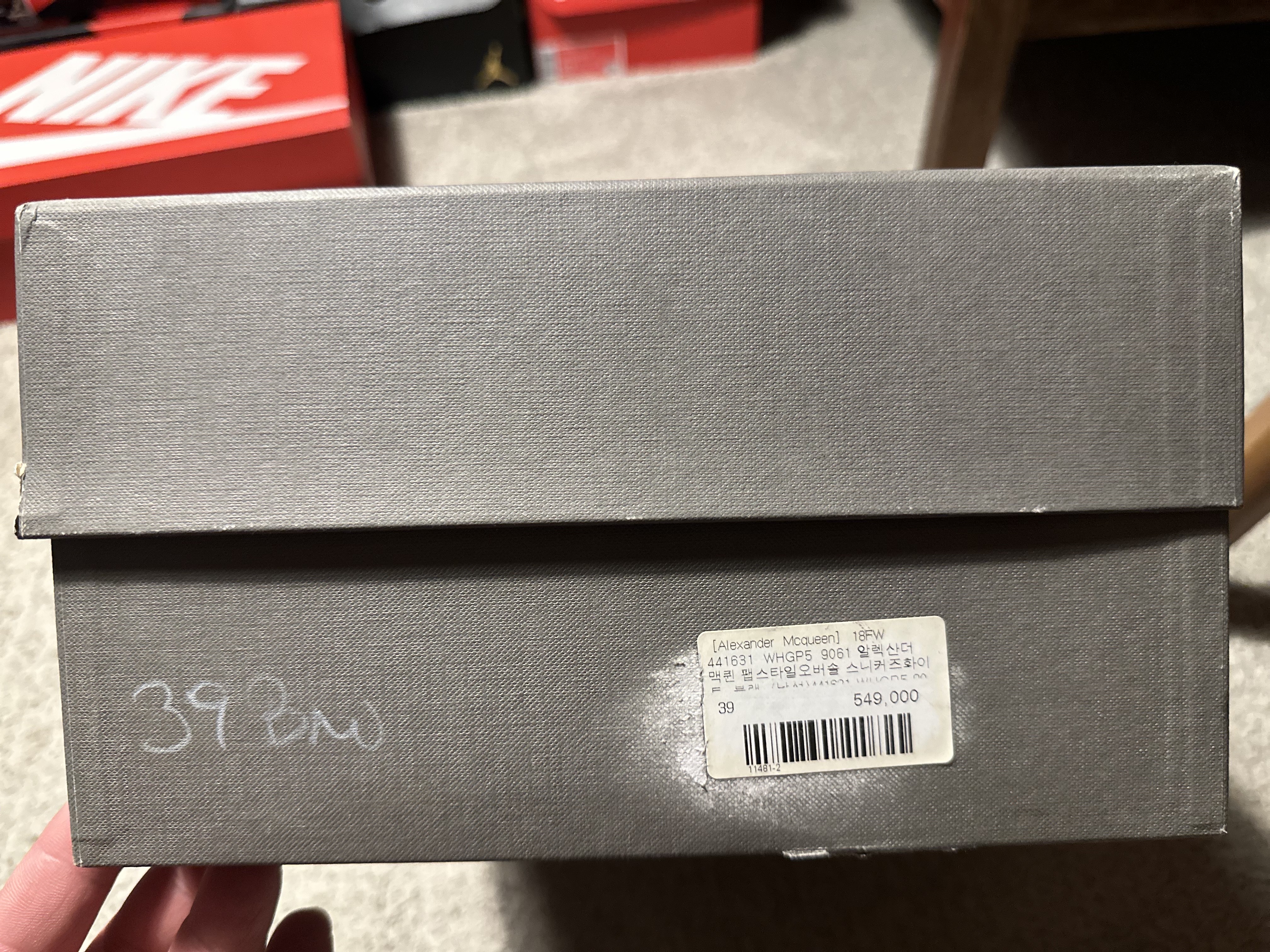 Alexander McQueen Oversized Sneakers White Black 착용 스타일 - 4