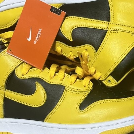 (W) Nike Dunk High Up Black and Varsity Maize 착용 스타일
