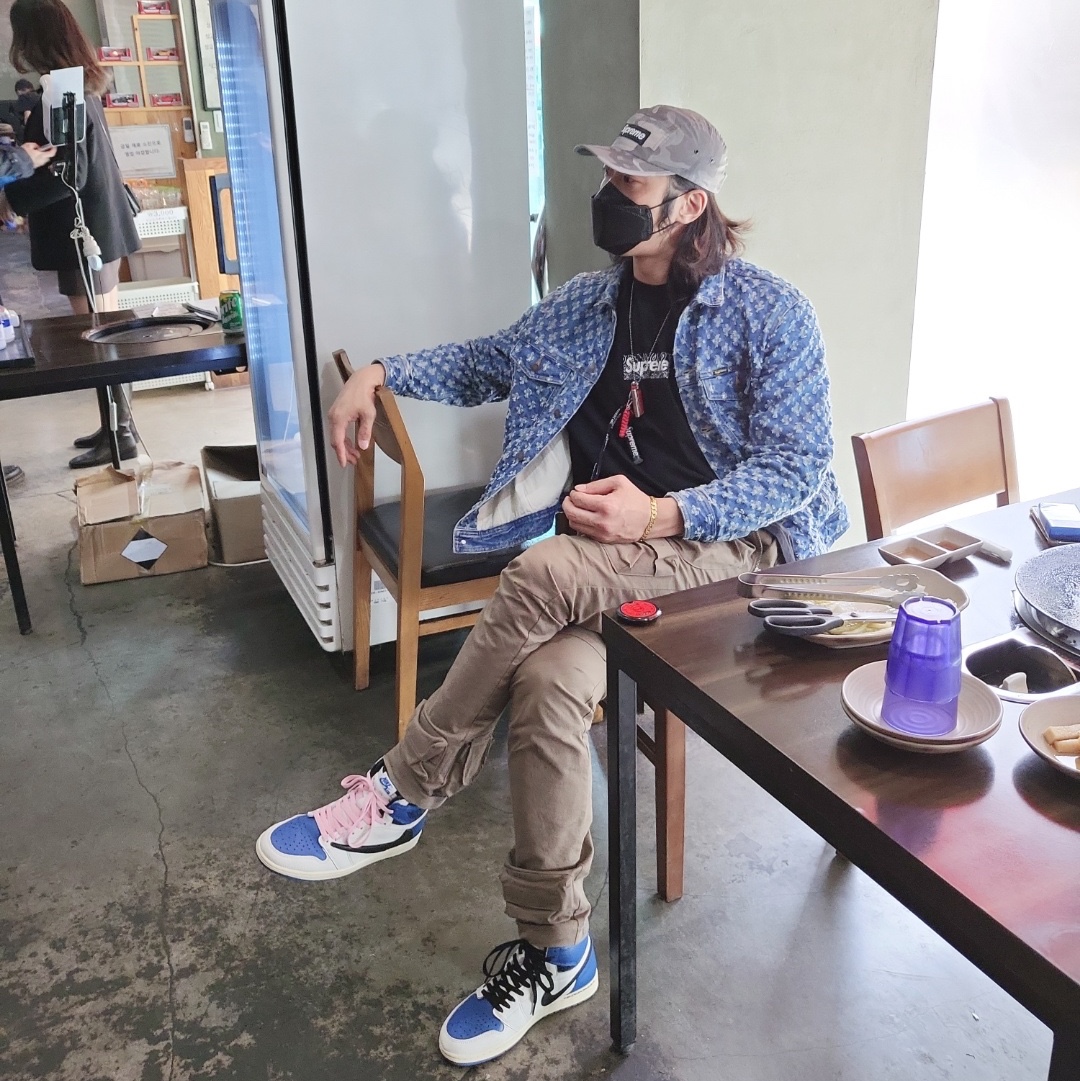 Jordan 1 x Travis Scott x Fragment Retro High OG SP Military Blue, Supreme Hole Punch Denim Trucker Jacket Blue - 20SS 착용 스타일 - 1