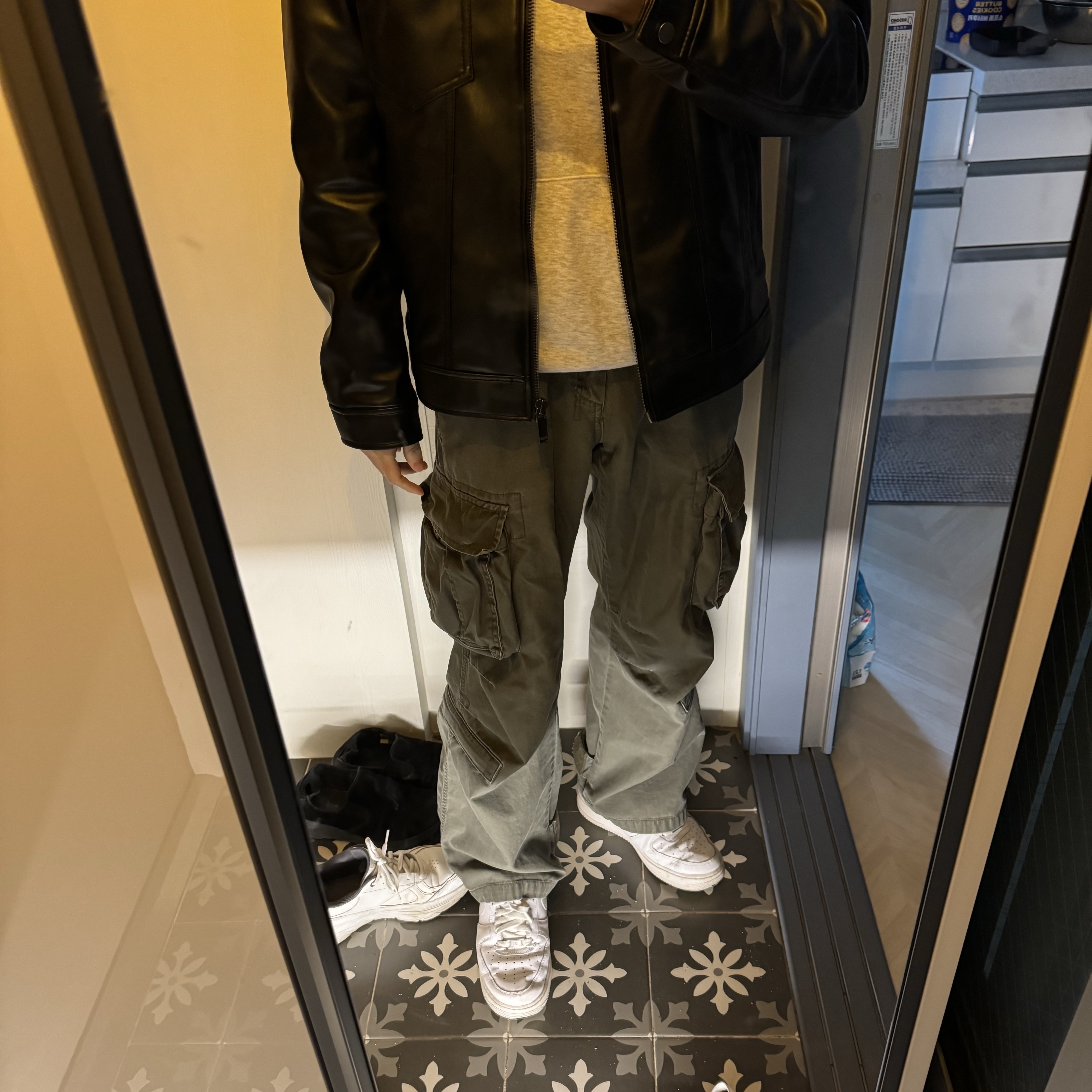 Zara Utility Pocket Pants Black, Nike Air Force 1 '07 Low White 착용 스타일